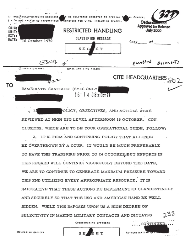 Fac-símile do documento interno da CIA sobre a política a ser seguida após a eleição de Allende, datado de 16 de outubro de 1970: “É política firme e continuada que Allende seja derrubado por um golpe”.
