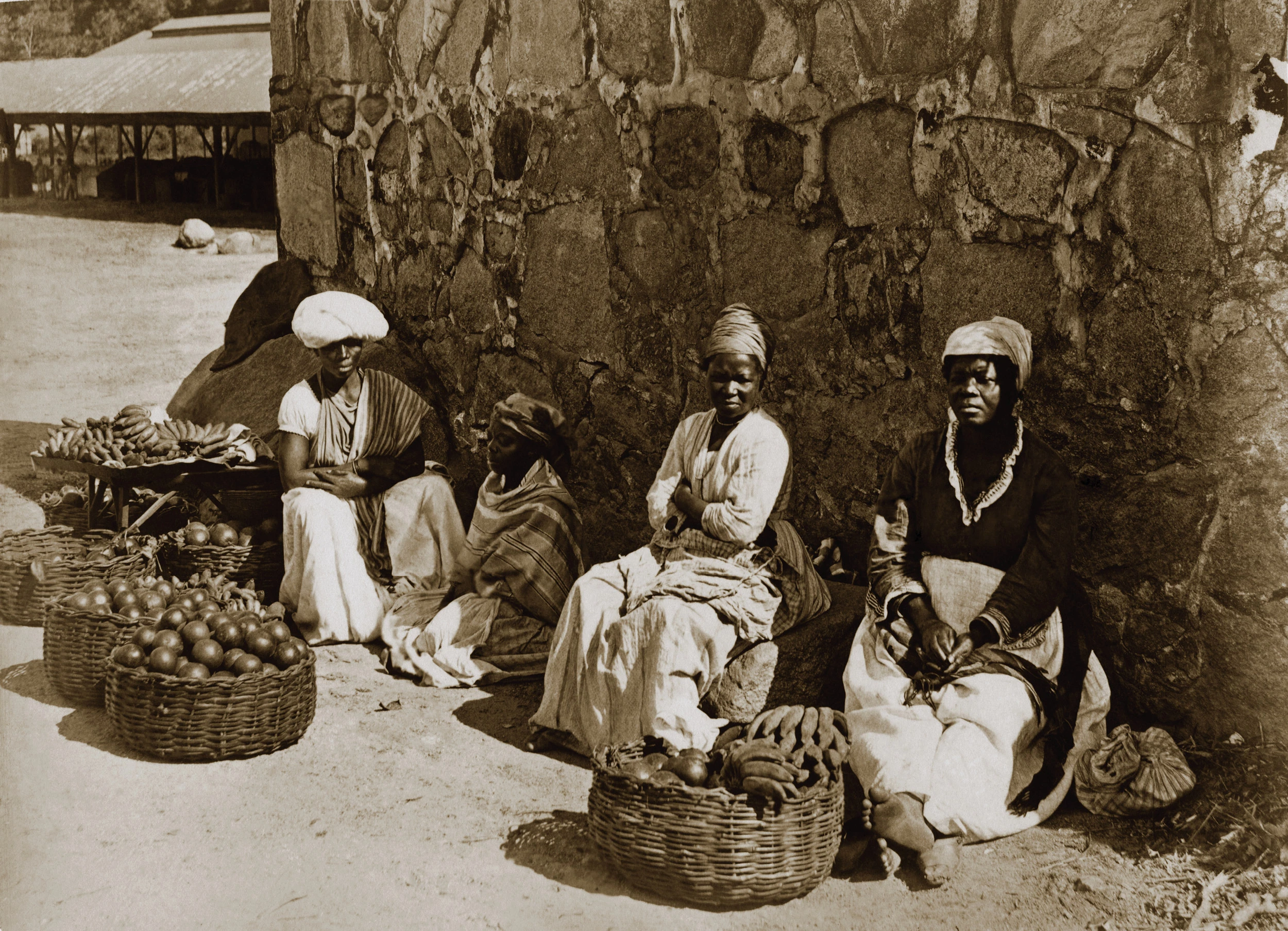 Fotografia do acervo do Instituto Moreira Salles mostra vendedoras de rua no Rio na década de 1870.