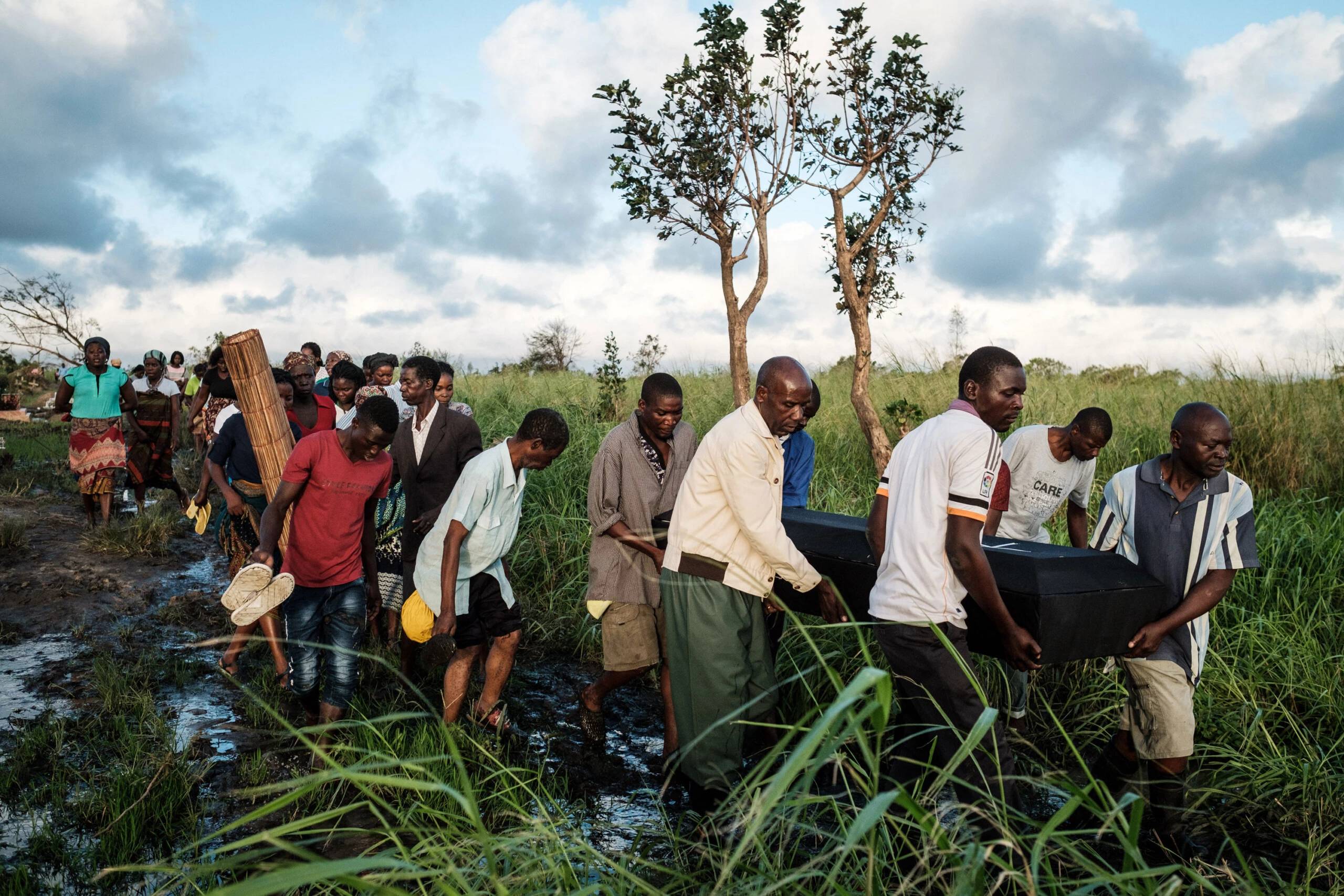Pessoas carregam o caixão de Tomas Joaquim Chimukme durante seu funeral, depois que sua casa desabou após o ciclone tropical Idai, que atingiu Beira, Moçambique, em 20 de março de 2019.