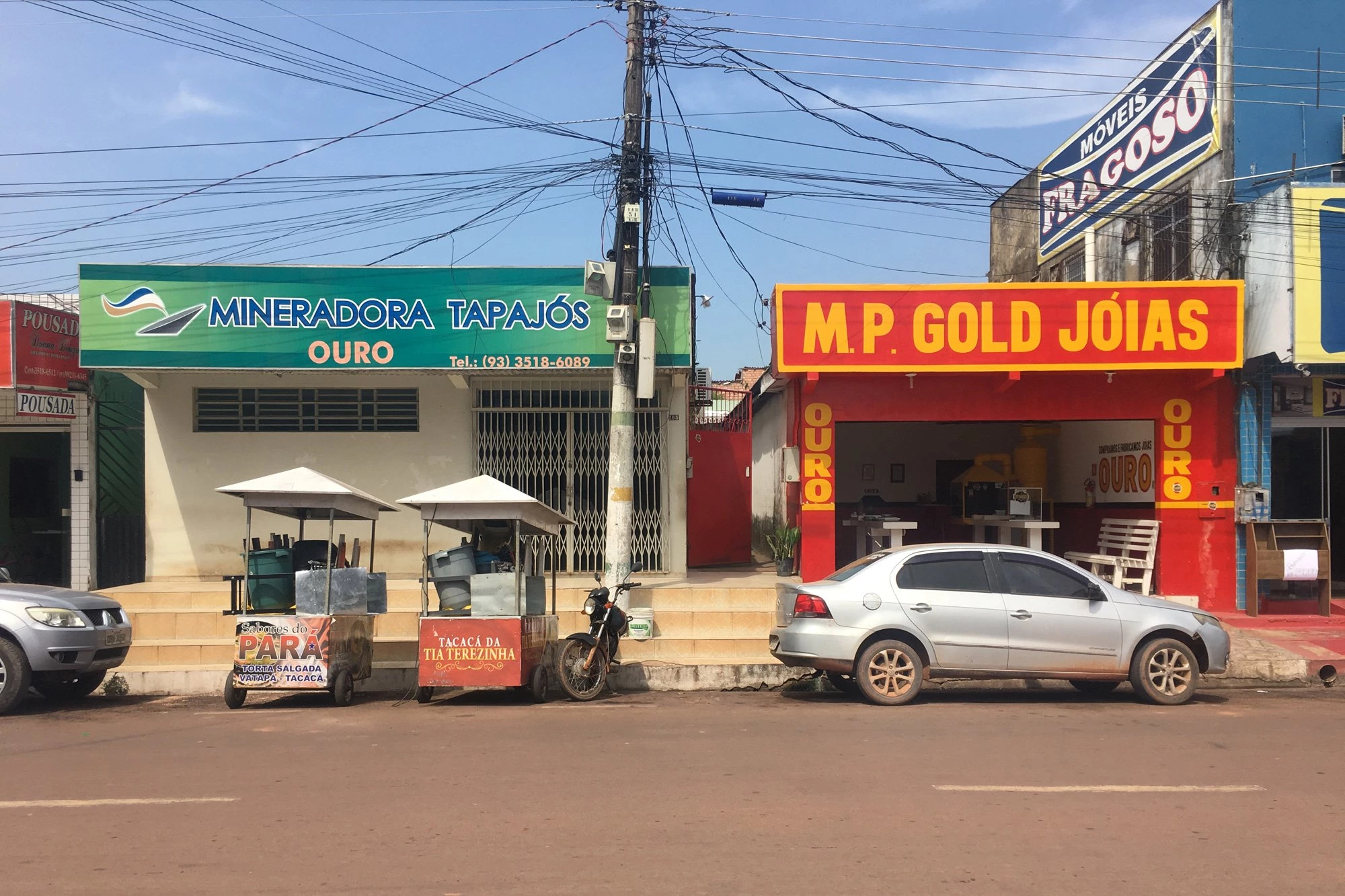 03 October 2019, Brazil, Itaituba: View of the gold shops "Ouro e Joias" (r) and "Mineradora Tapajos", where gold prospectors turn gold into money and sell what they have torn from the ground in laborious work. Gold prospecting in the Amazon offers men from all over Brazil a quick way to make money. But the extraction of the precious metal destroys the nature and the cohesion of the indigenous people. (to dpa "The dirty business with the Amazon gold") Photo: Monica Raymunt/dpa (Photo by Monica Raymunt/picture alliance via Getty Images)