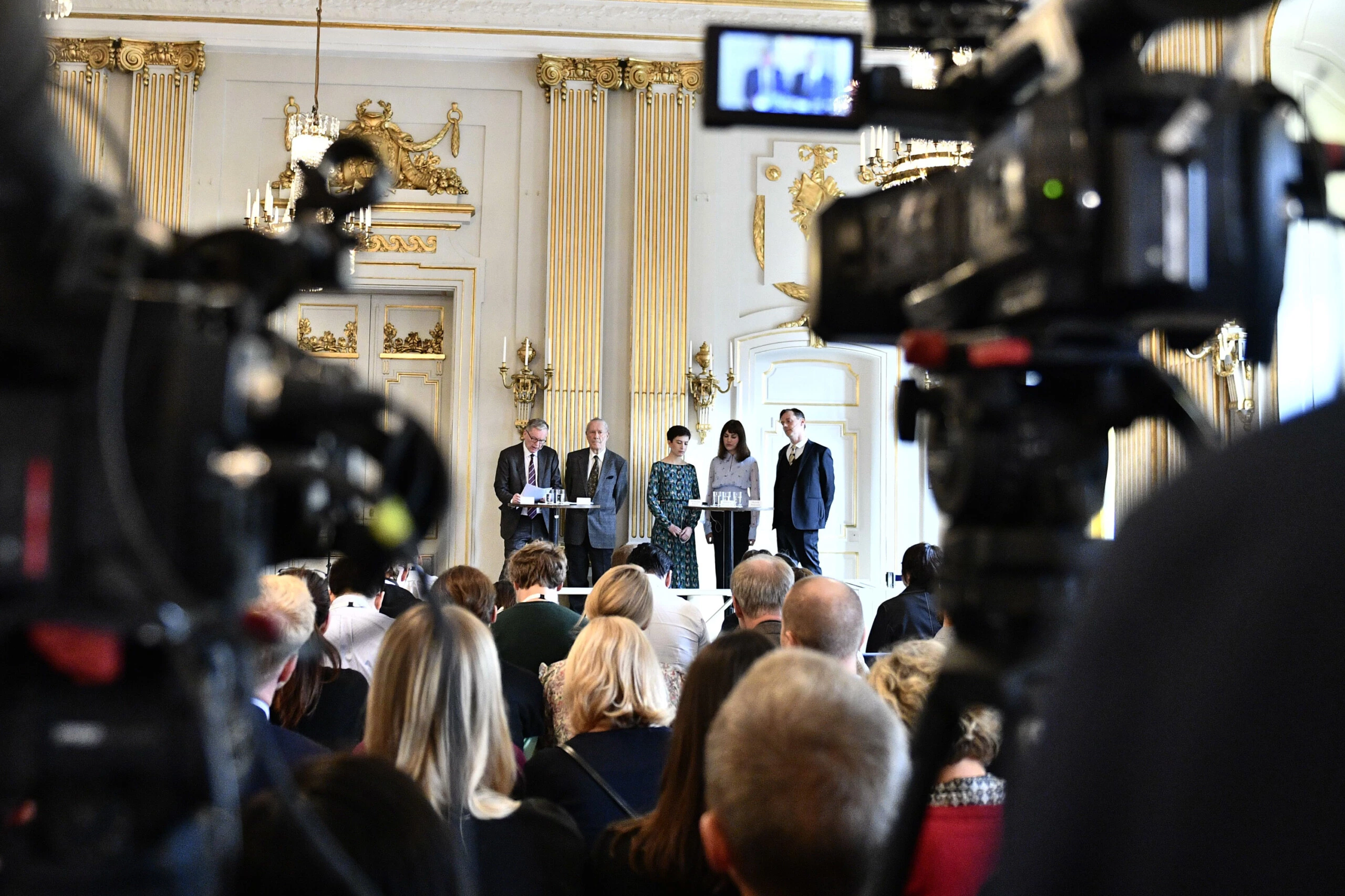 Membros do Comitê Nobel de Literatura, da esquerda, Presidente Anders Olsson, Per Wästberg, Rebecka Karde, Mikaela Blomqvist e Henrik Petersen anunciam os vencedores do Prêmio Nobel de Literatura de 2018 e 2019 na Academia Sueca de Estocolmo, na Suécia, em 10 de outubro de 2019.