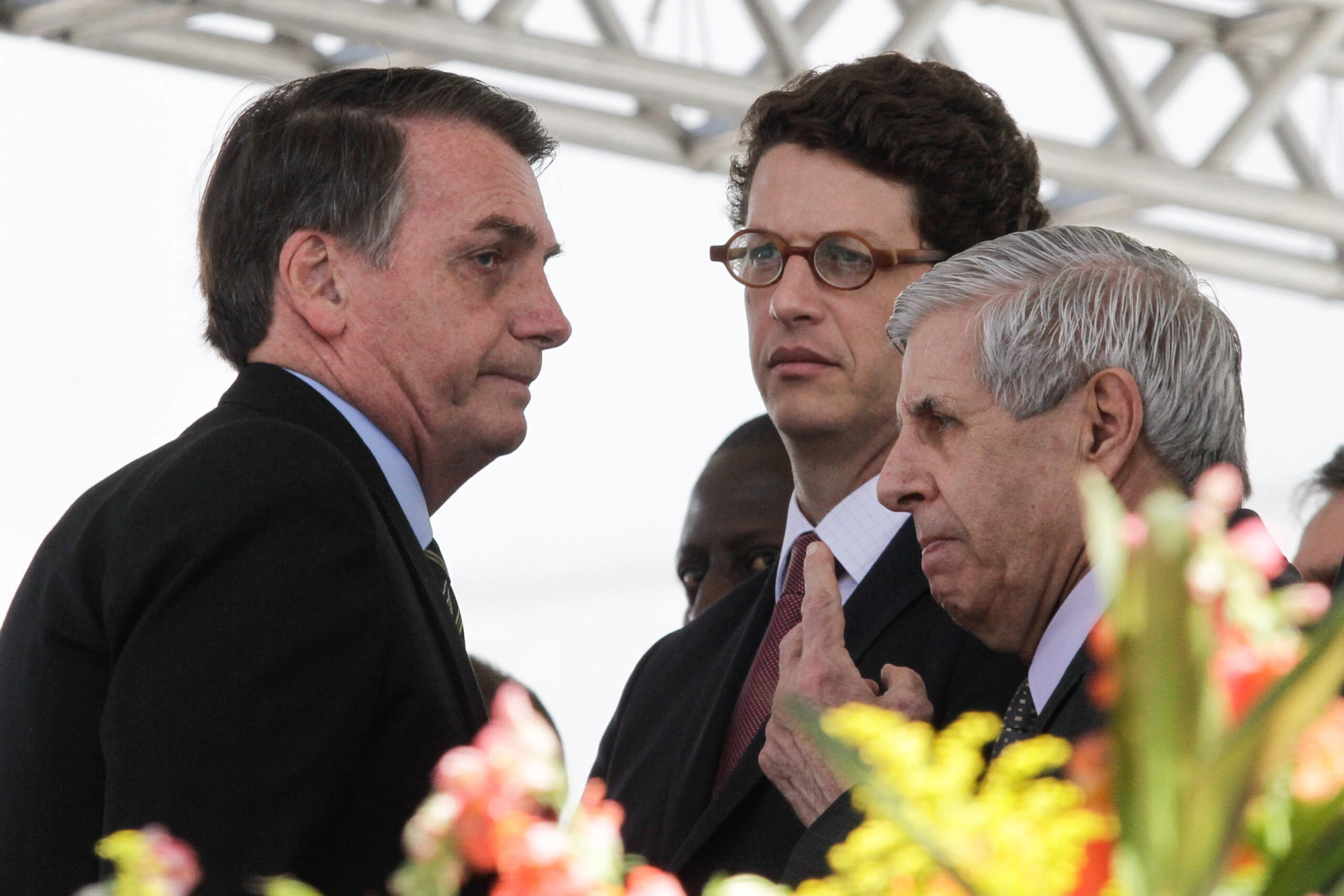 O presidente Jair Bolsonaro ao lado de Ricardo Salles, ministro do Meio Ambiente, e Augusto Heleno, do Gabinete de Segurança Institucional.