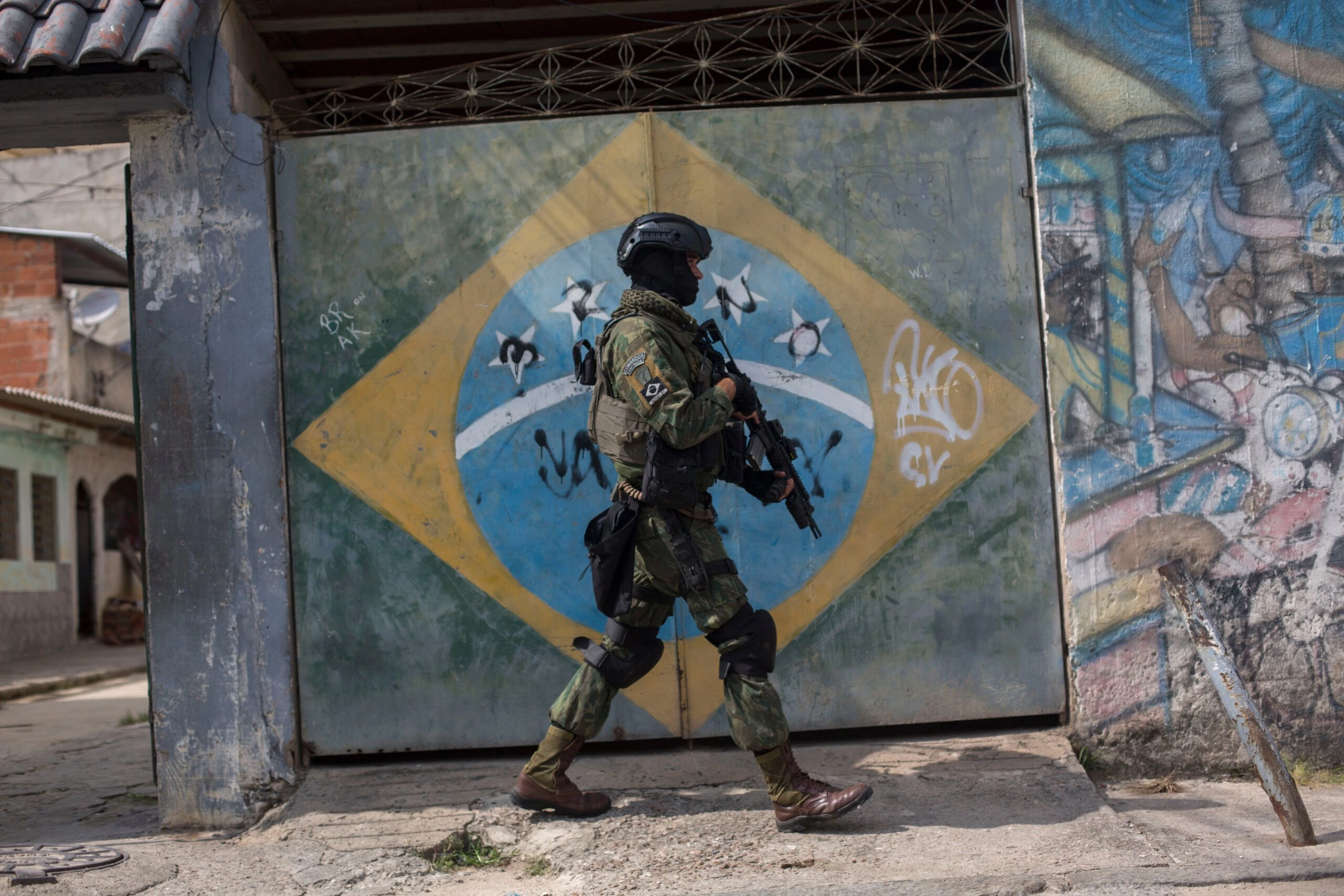 TOPSHOT-BRAZIL-CRIME-VIOLENCE-SECURITY-ARMED FORCES-FAVELA
