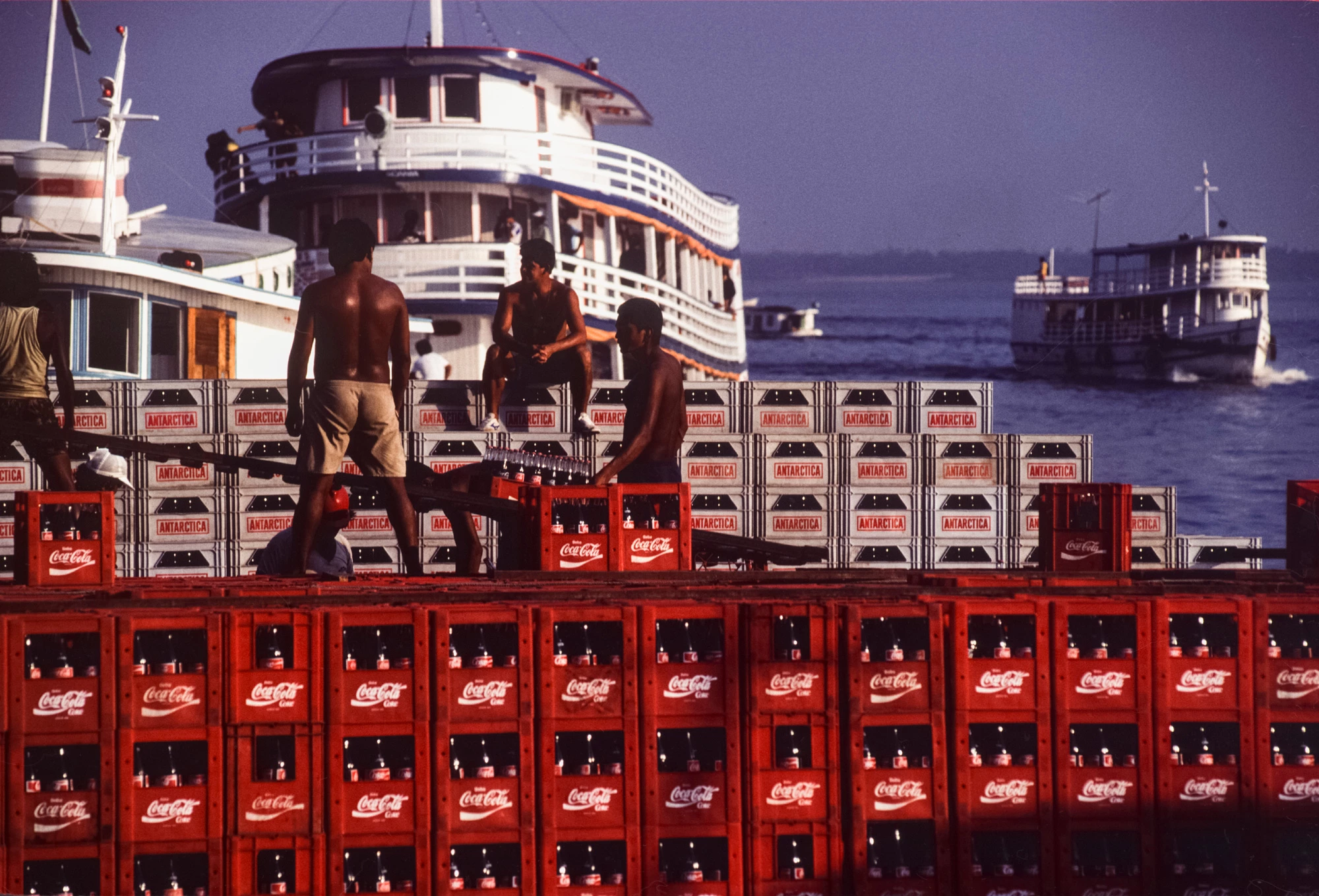 Déchargement d'une cargaison de ?Coca-Cola? dans le port de Manaus, Brésil. (Photo by Yves GELLIE/Gamma-Rapho via Getty Images)
