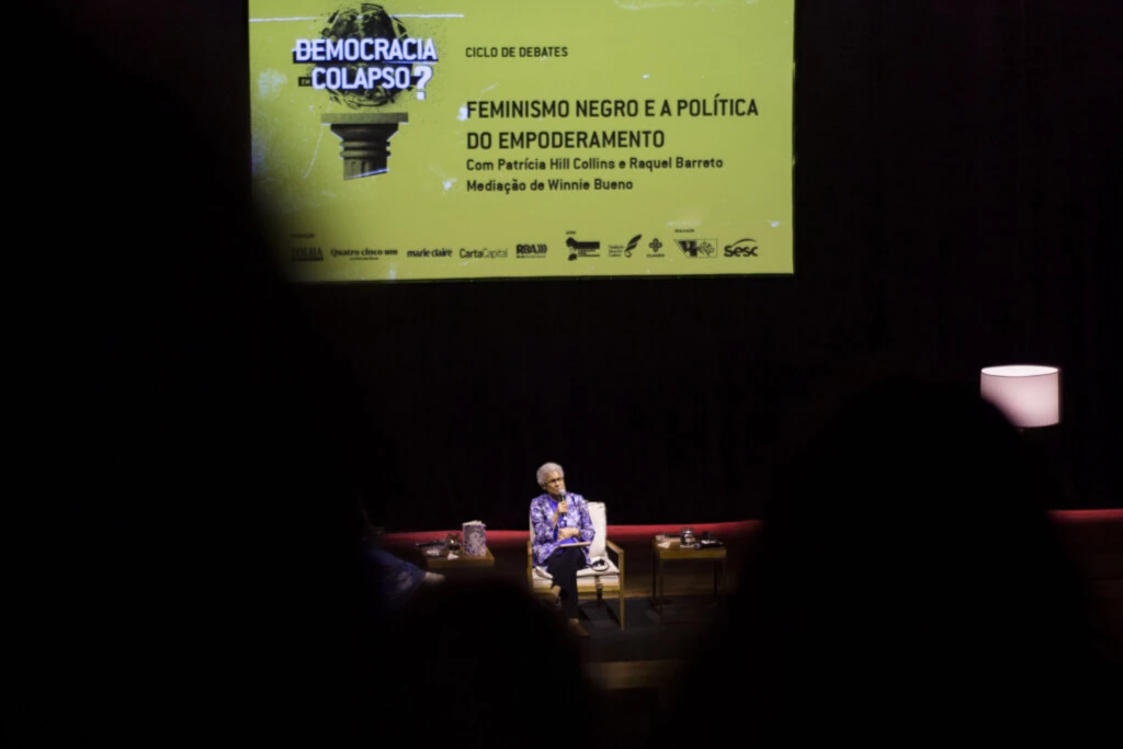 Patricia Hill Collins fala durante mesa realizada em 16 de outubro como parte da programação do seminário Democracia em Colapso?, organizado pela Editora Boitempo no Sesc Pinheiros, em São Paulo.