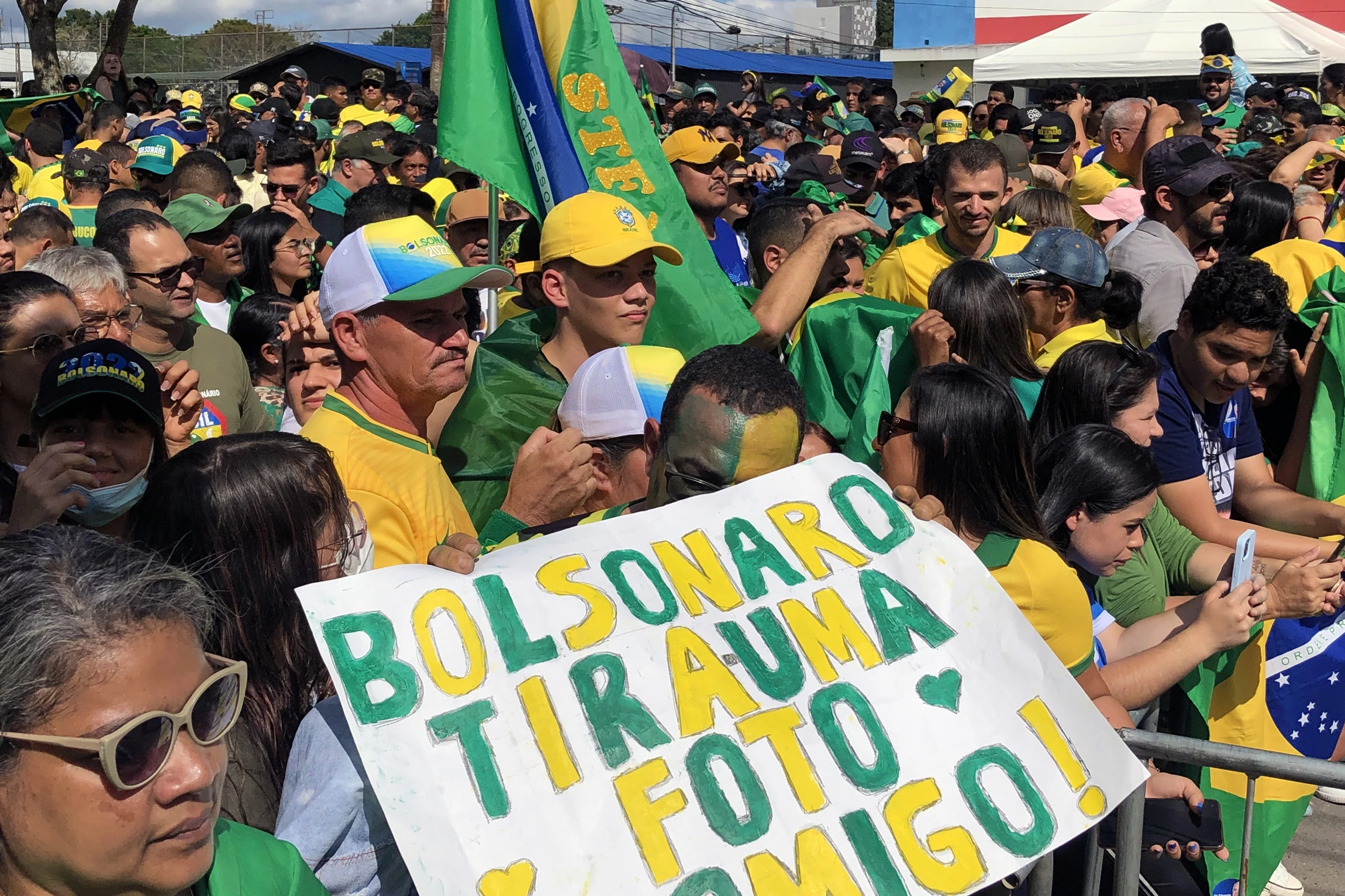 Minoria na terra onde Lula nasceu, eleitores de Bolsonaro se juntaram para ver o presidente falar em Garanhuns.