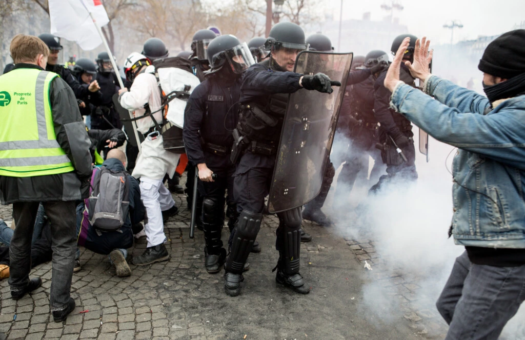 Manifestantes “gilet jaune” são atingidos por um canhão de água policial durante um protesto em Paris, em 12 de janeiro de 2019.