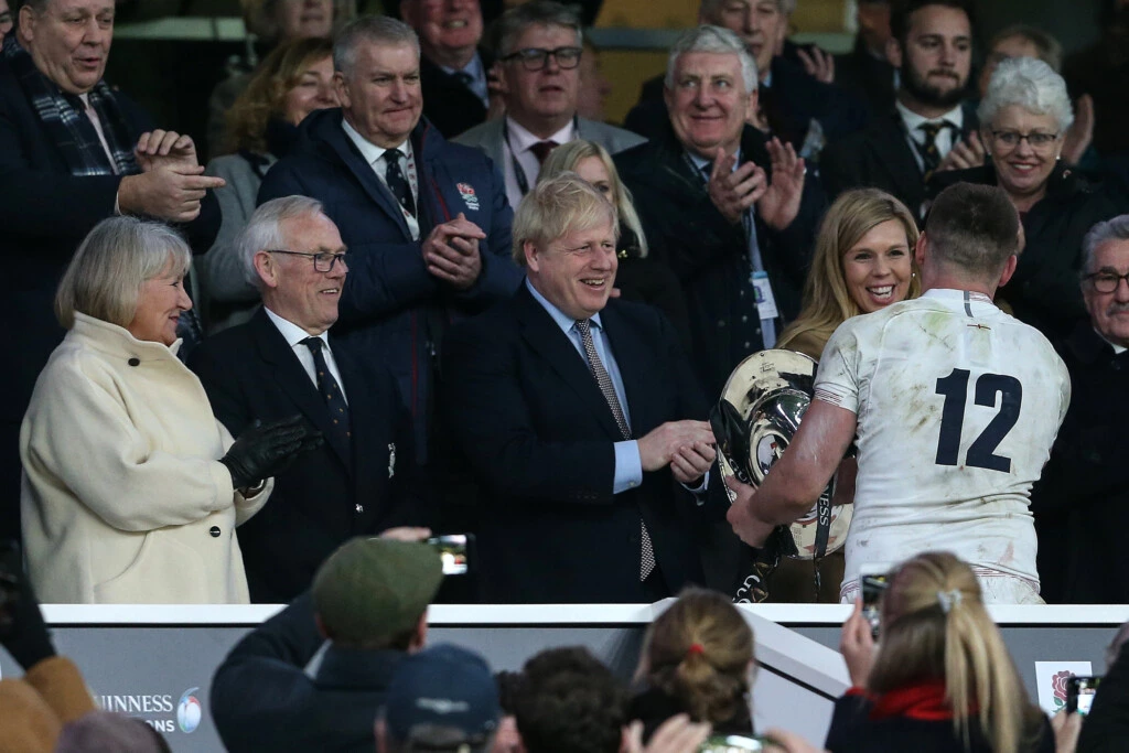 O primeiro-ministro Boris Johnson parabeniza o capitão da seleção inglesa Owen Farrell pela Tríplice Coroa durante a partida entre Inglaterra e País de Gales no torneio Guinness Six Nations 2020, em 7 de março, no Twickenham Stadium, em Londres.