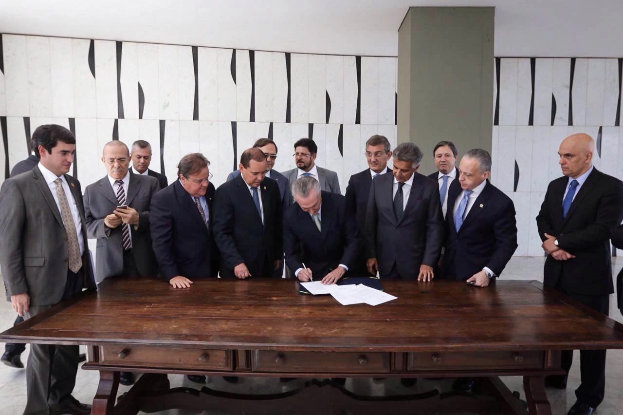 12-05-2016 Michel Temer assina notificação de posse como presidente interino encaminhada pelo Senado. Foto: Marcos Corrêa