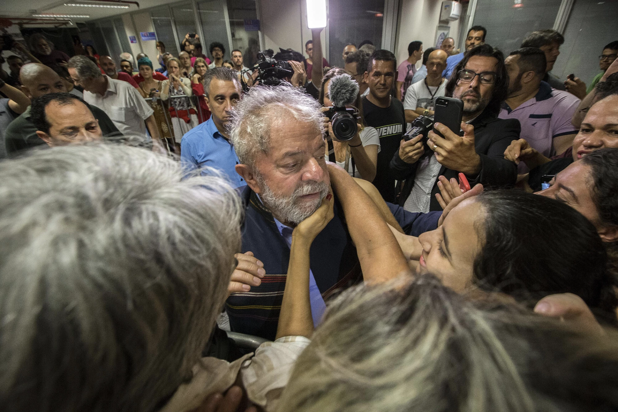 O ex-presidente Lula chega à carceragem da PF em Curitiba.