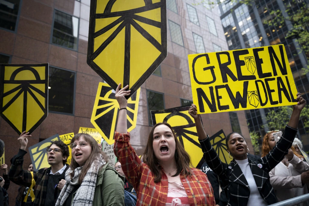 Ativistas protestam em apoio à proposta a legislação do New Deal verde, do lado de fora do escritório do líder da minoria no Senado, Chuck Schumer, em 30 de abril de 2019, em Nova York.