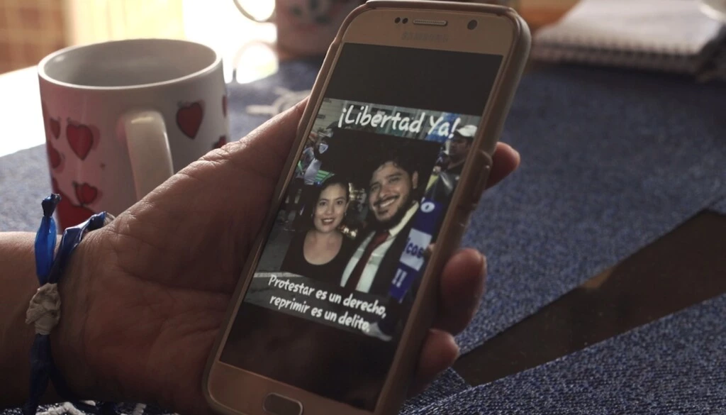 Uma foto de Maria Peralta e Christian Fajardo, que seguem na prisão aguardando julgamento.