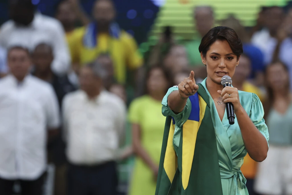 Sermões de Michelle Bolsonaro são meticulosamente construídos para gerar adesão à causa do “guerreiro” Jair.