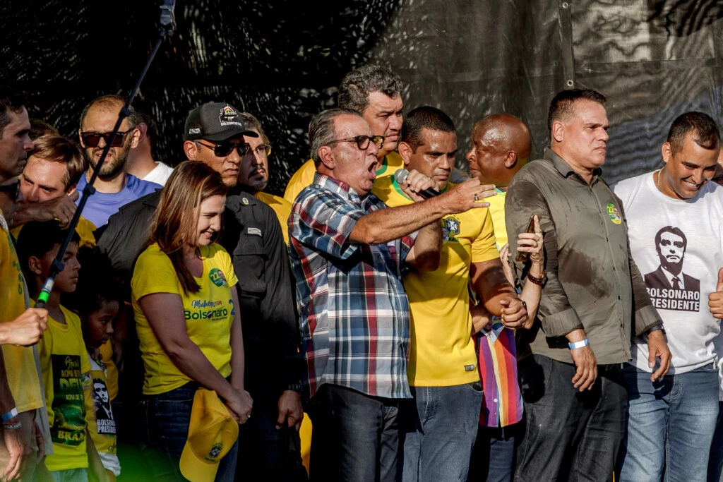 O pastor Silas Malafaia discursa em comício pró-Bolsonaro a três dias do segundo turno.