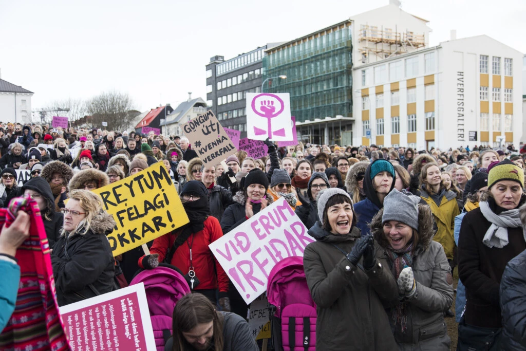Islandesas protestam em 'Dia de folga das mulheres' deste ano, seguindo a tradição que teve início em 1975. Trocar o termo "greve" por "folga" gerou mais  empatia e adesão.