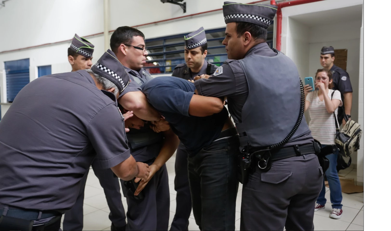 Policiais conduzem estudante durante tentativa de desocupação
