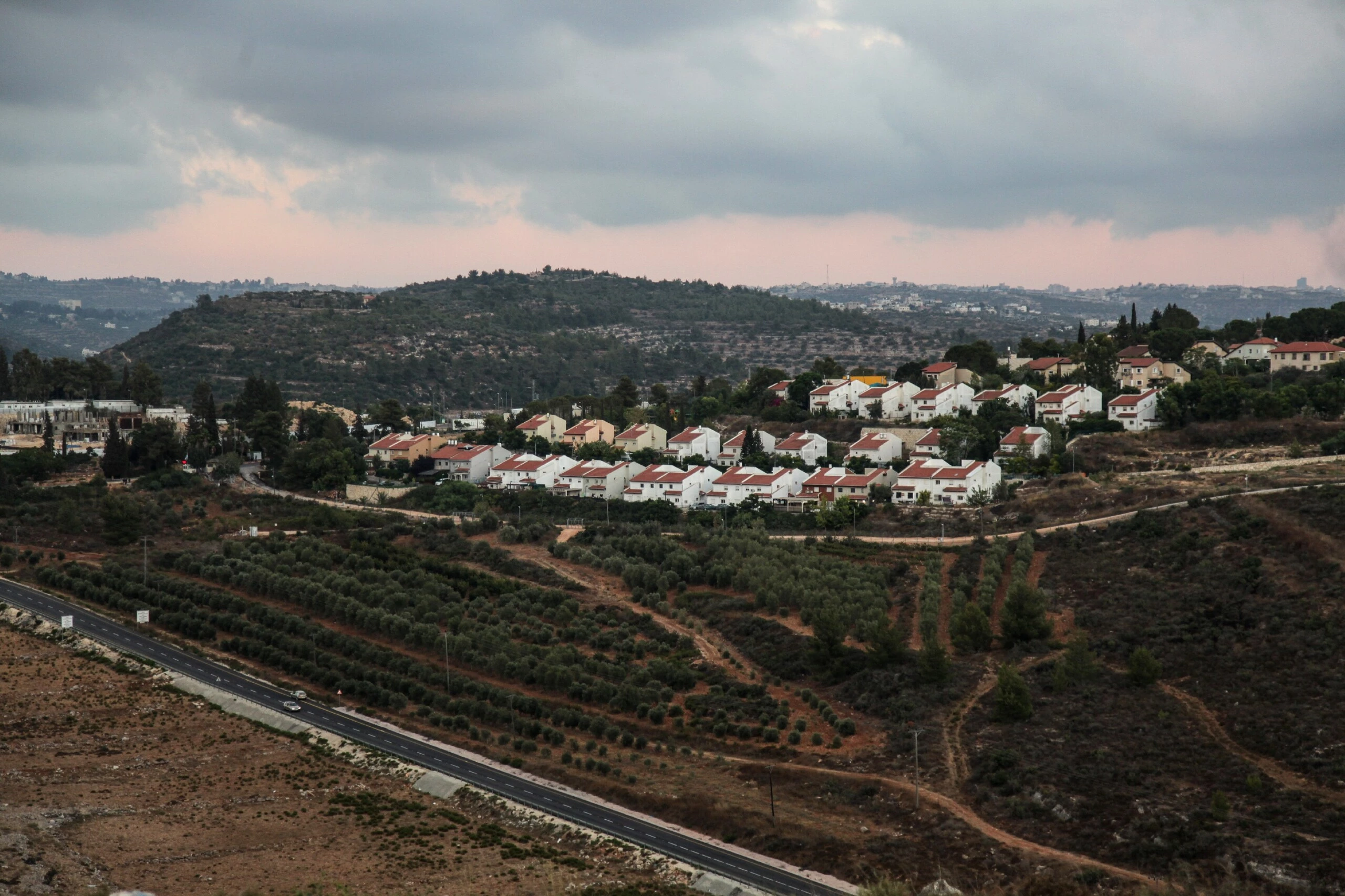 Vista do assentamento israelense de Halamish a partir de Nabi Saleh.