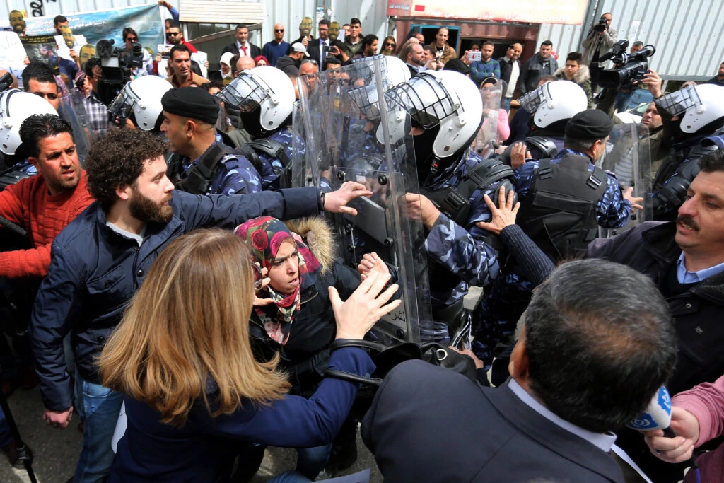 Forças de segurança entram em conflito com manifestantes no lado de fora do Tribunal de Ramallah, na Cisjordânia, em 12 de março de 2017, após o ativista palestino Bassel Al-Araj ser morto.
