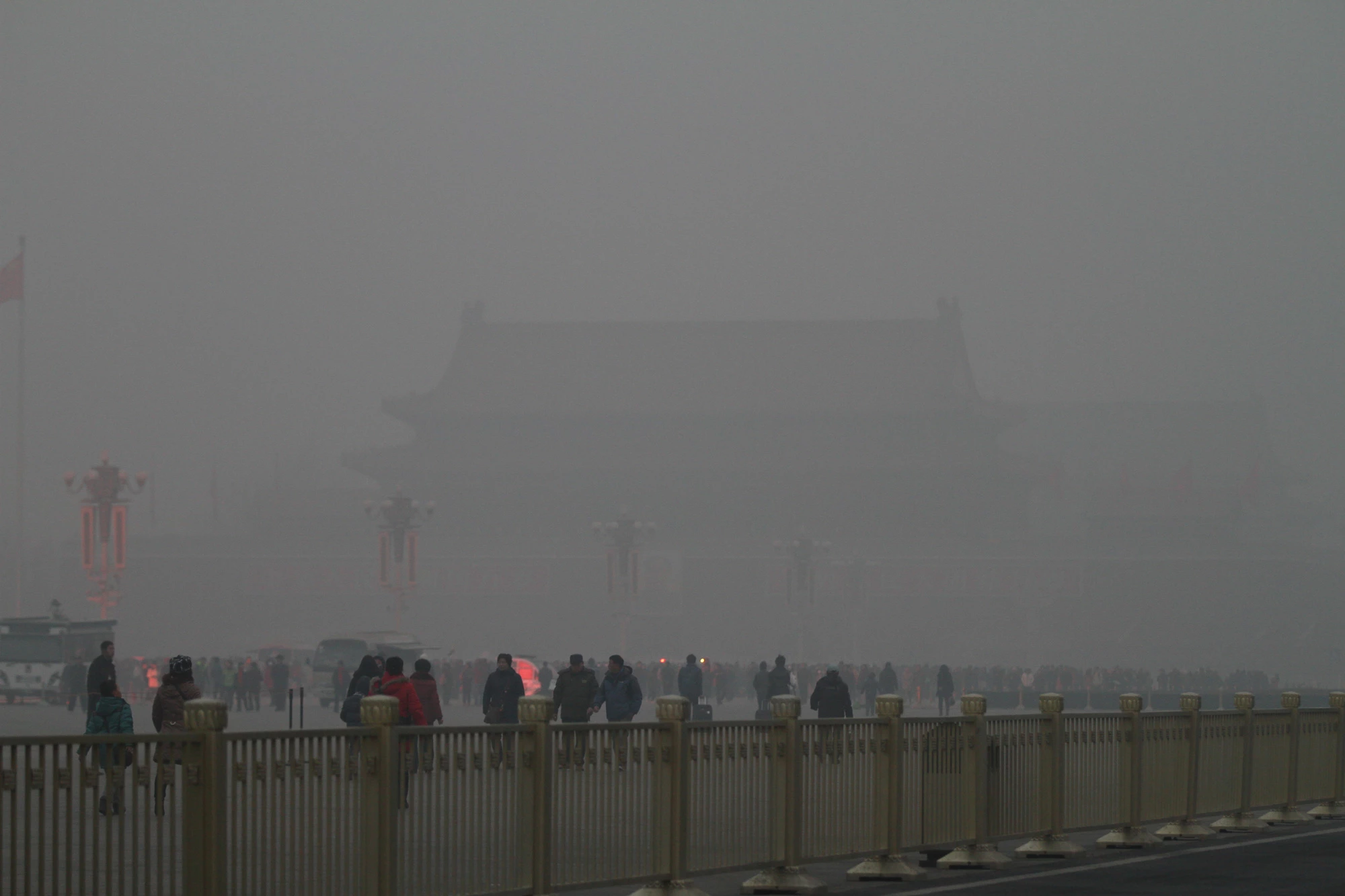 Pessoas visitam a Praça da Paz Celestial, envolta em forte nuvem de poluição, em 16 de janeiro de 2014, em Pequim.