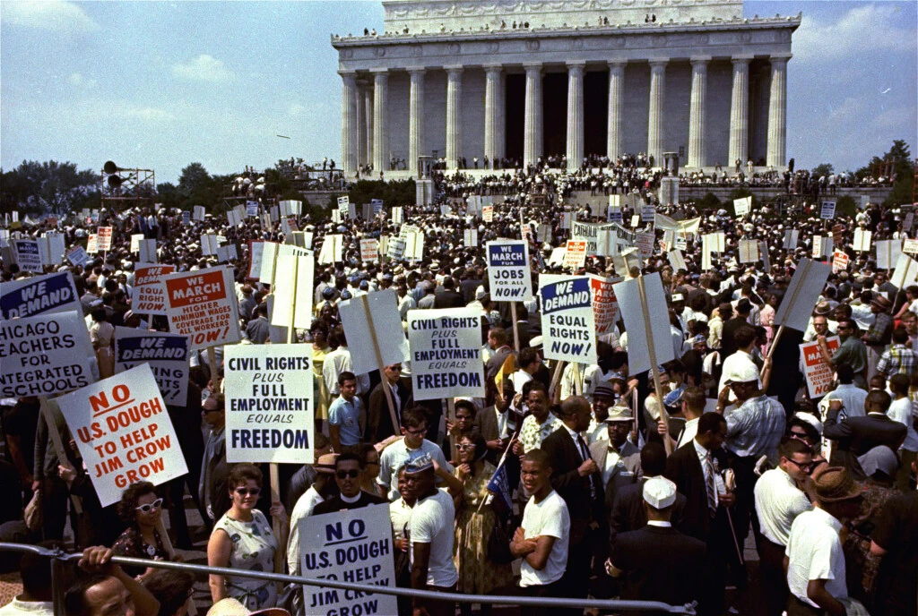 Multidões em frente ao Lincoln Memorial durante a Marcha sobre Washington por direitos civis, em 28 de agosto de 1963.