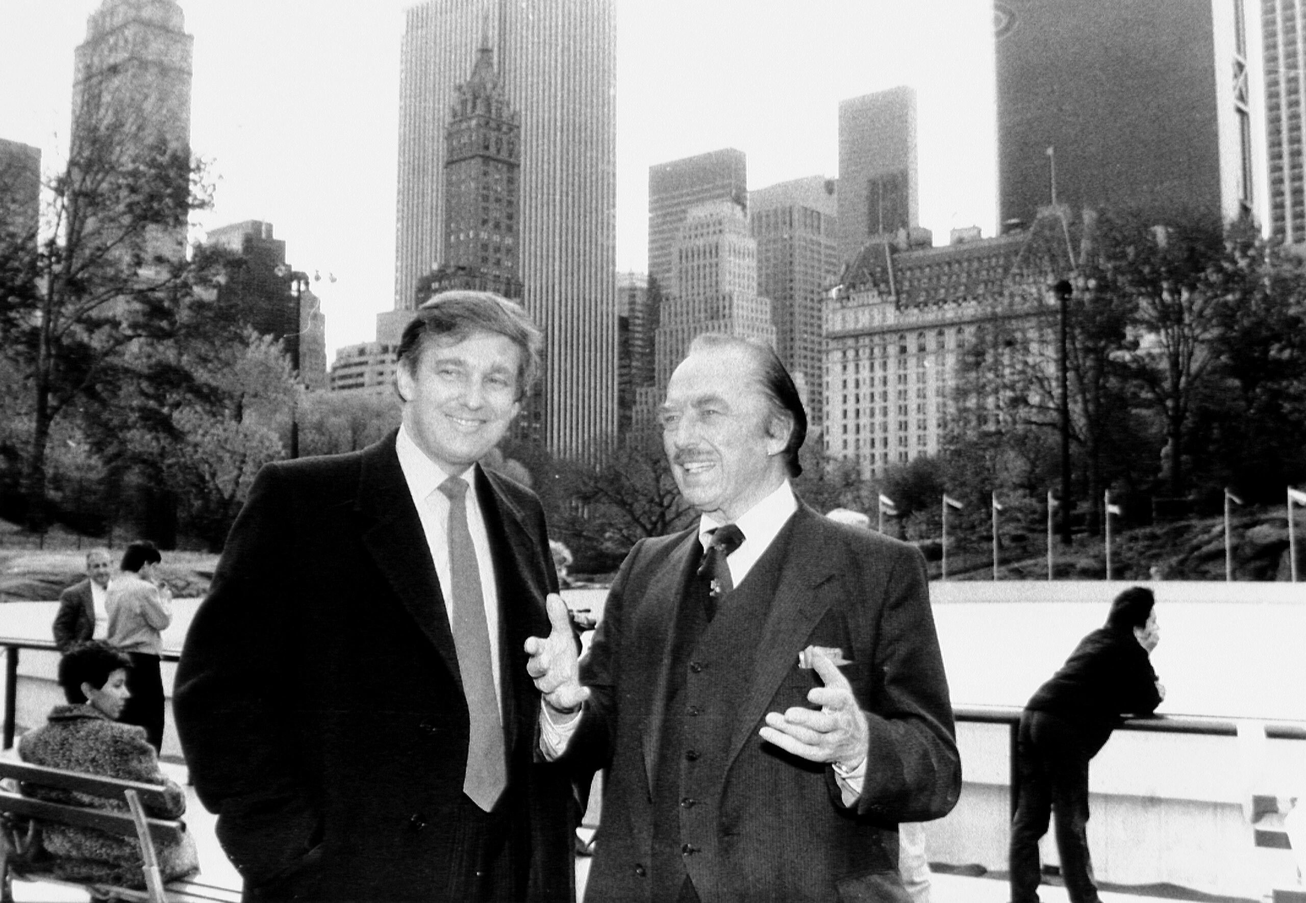 Donald Trump e o pai, Fred Trump, na abertura do Wollman Rink em Nova York, em 6 de novembro de 1987.