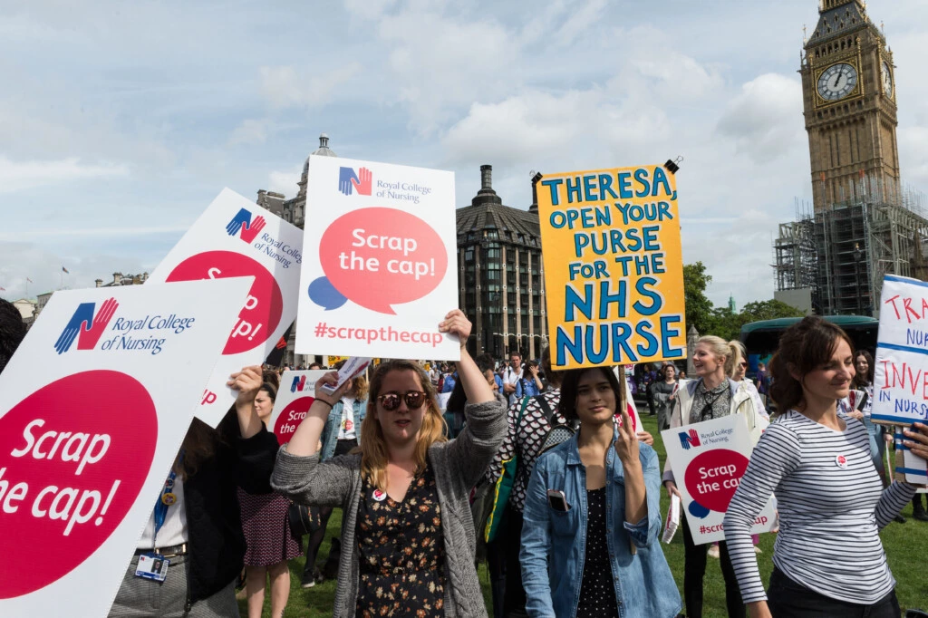 Milhares de enfermeiras participam de um protesto do Royal College of Nursing [Escola Real de Enfermagem] na Parliament Square para protestar contra o congelamento salarial e exigir que o governo retire a limitação de 1% para os aumentos de salário das enfermeiras, em 6 de setembro de 2017, em Londres.