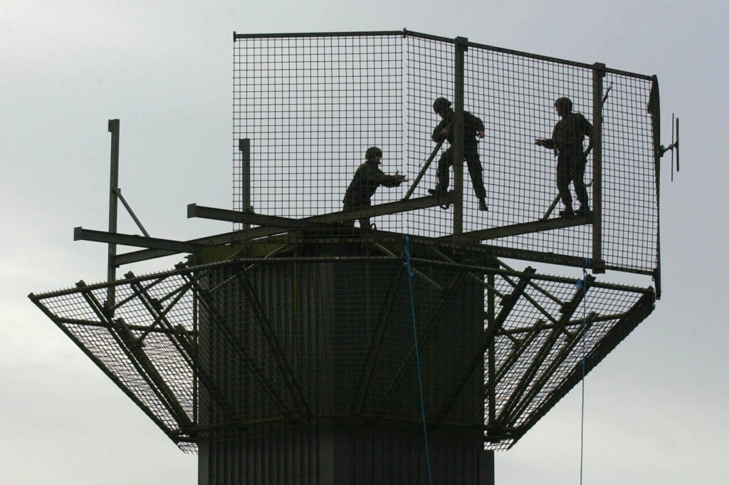 Engenheiros do Exército Britânico desmancham uma torre de vigilância no Condado Armagh, na Irlanda do Norte, em 2001, na sequência do acordo de paz.