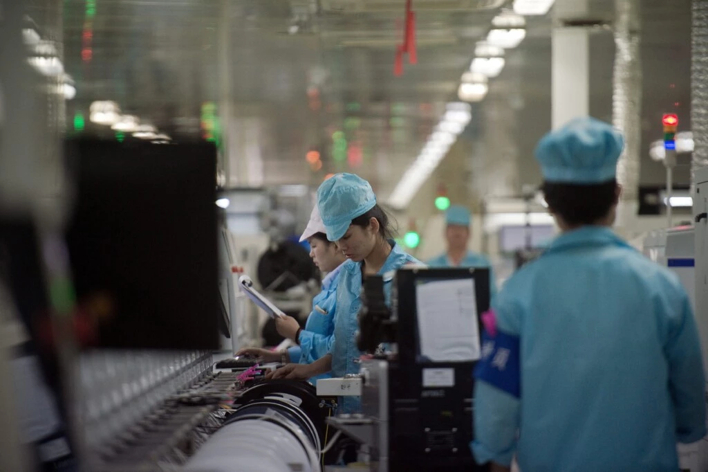 Operários montam circuitos de chips para smartphones em fábrica de smartphones em Dongguan, na China, em 8 de maio de 2017.