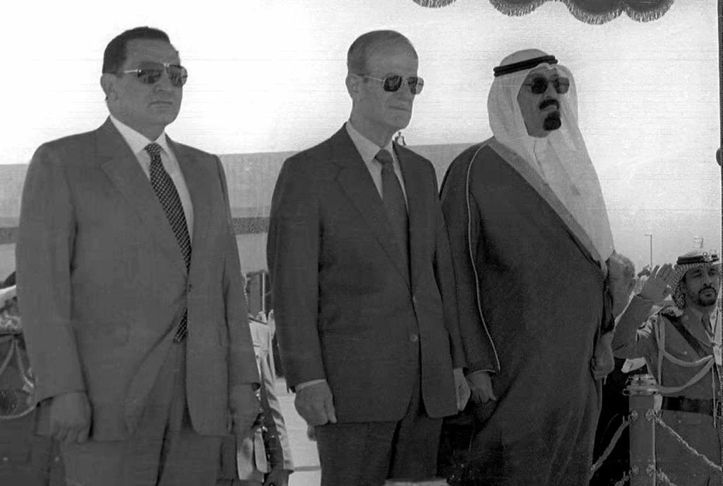 O presidente do Egito, Hosni Mubarak (esquerda), ao lado do presidente da Síria, Hafez al-Assad (centro) e do príncipe Abdallah da Arábia Saudita, no dia 8 de junho de 1996, no Aeroporto de Damasco, depois de uma reunião de dois dias na capital síria.