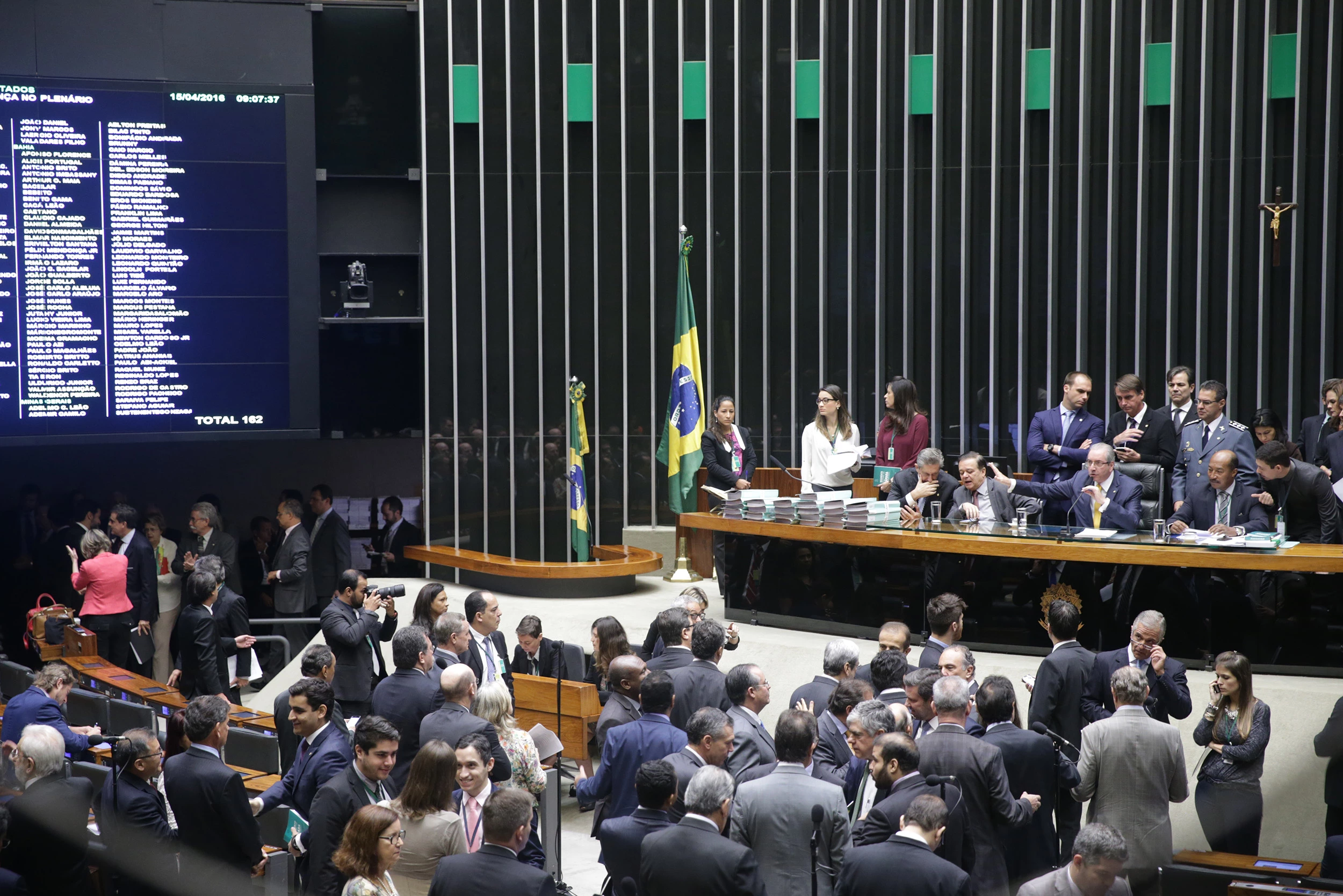 Sessão especial para discussão e votação do parecer do dep. Jovair Arantes (PTB-GO), aprovado em comissão especial, que recomenda a abertura do processo de impeachment da presidente da República.