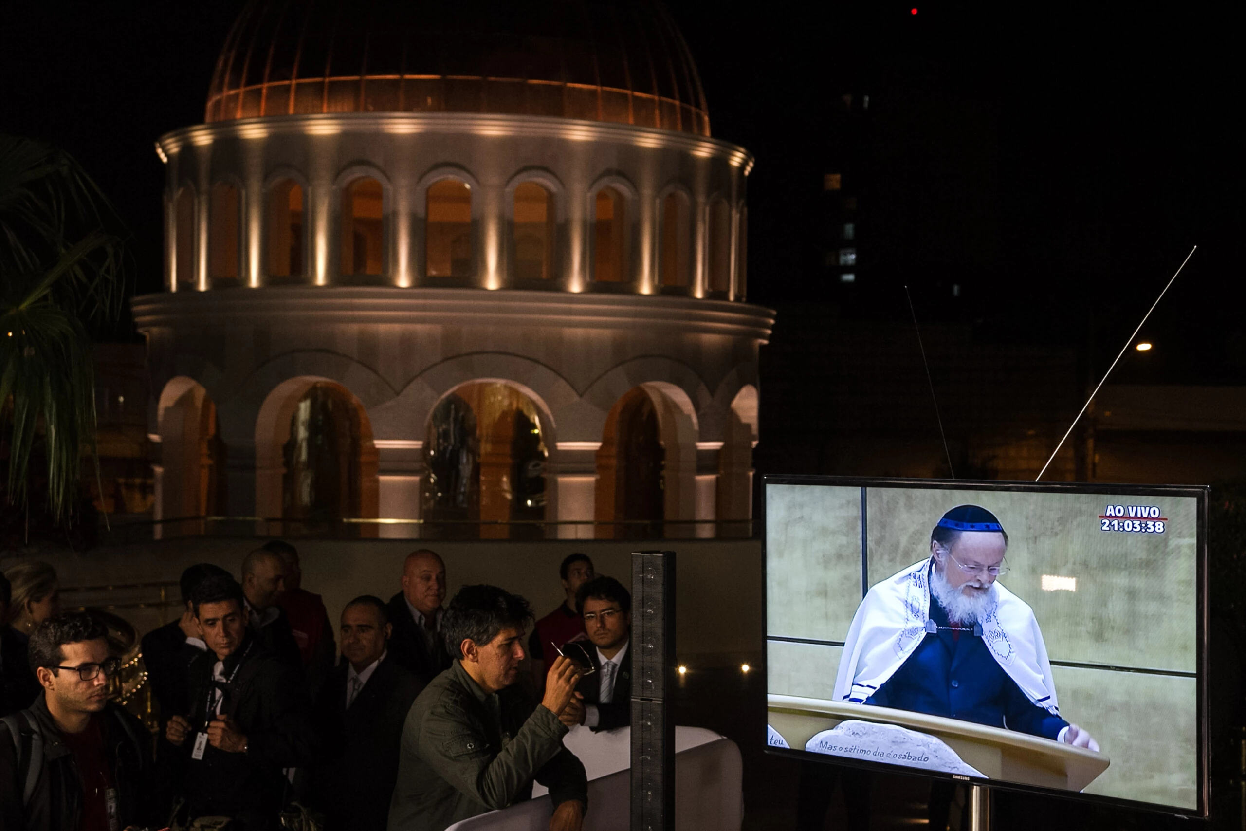 Brasil, São Paulo, SP. 31/07/2014. Imagem do bispo Edir Macedo é vista em uma televisão instalada na área externa, de onde jornalistas acompanham a cerimônia de inauguração do Templo de Salomão, da Igreja Universal do Reino de   Deus, localizado na Avenida Celso Garcia, no Brás. - Crédito:DARIO OLIVEIRA/CÓDIGO19/AE/Código imagem:176622