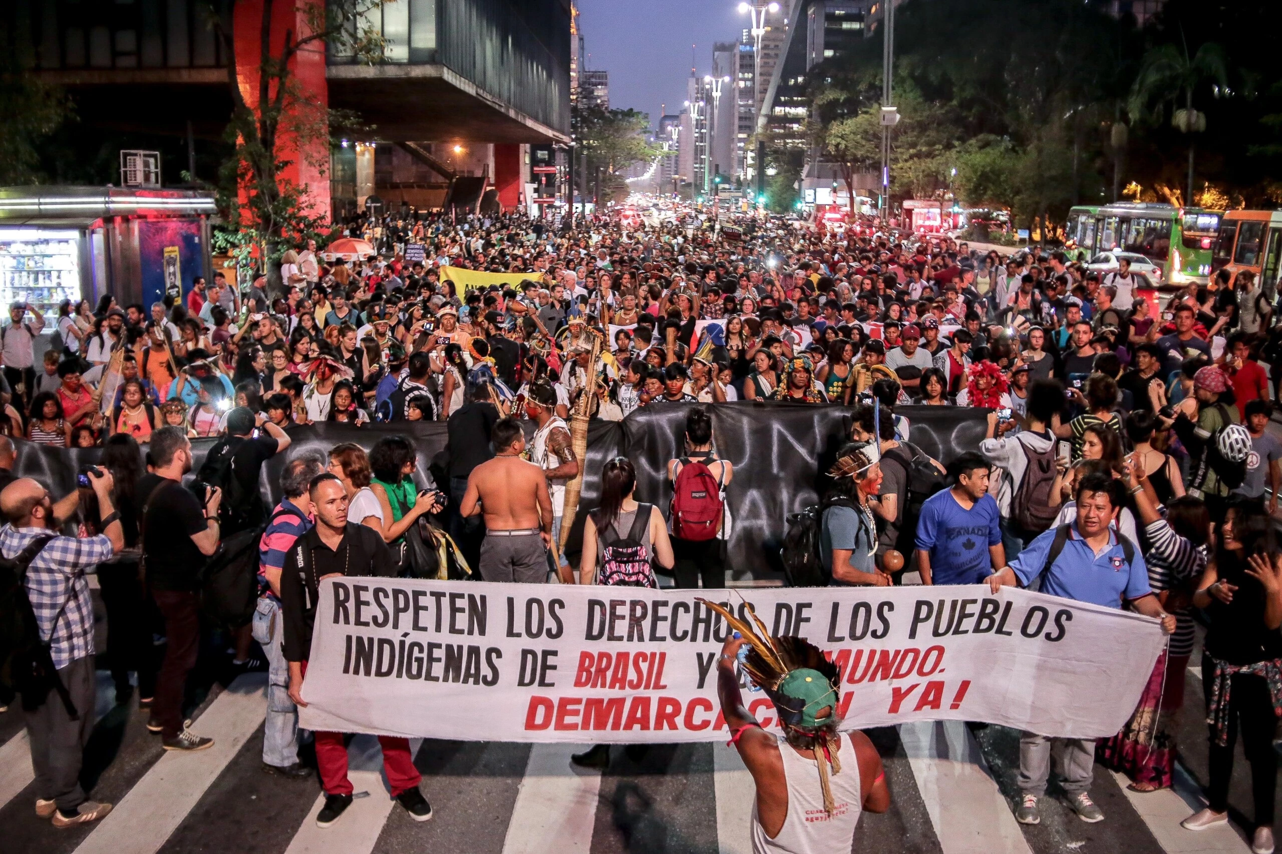 SÃO PAULO, SP, 30.08.2017: ÍNDIOS-SP - Indígenas da tribo Guarani da região do Jaraguá, Parelheiros e Marsilac realizam um protesto contra revogação das novas remarcações da aldeia Jaragua, onde a tribo terá uma diminuição da área cujo tem direito de ocupação, pelo Ministério da Justiça, nesta quarta-feira (30), na av. Paulista, região central de São Paulo. (Foto: Dário Oliveira/Folhapress)