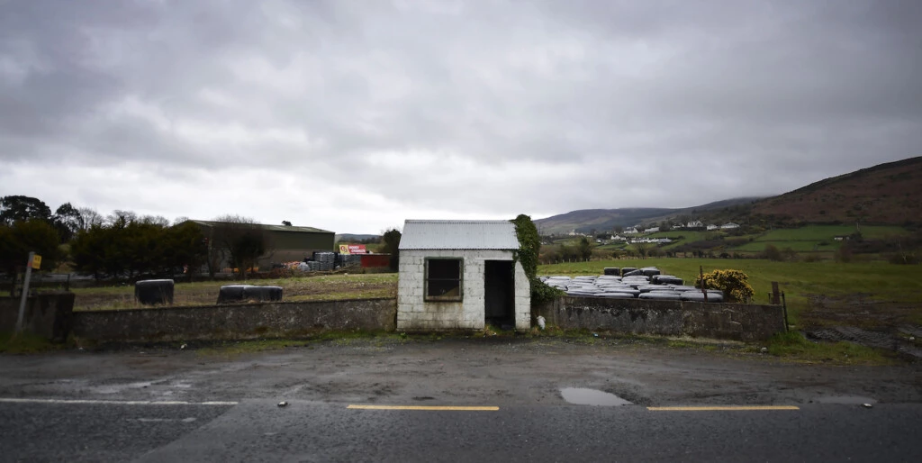 Um posto alfandegário desativado, situado na fronteira aberta, nas redondezas de Newry, na Irlanda do Norte.