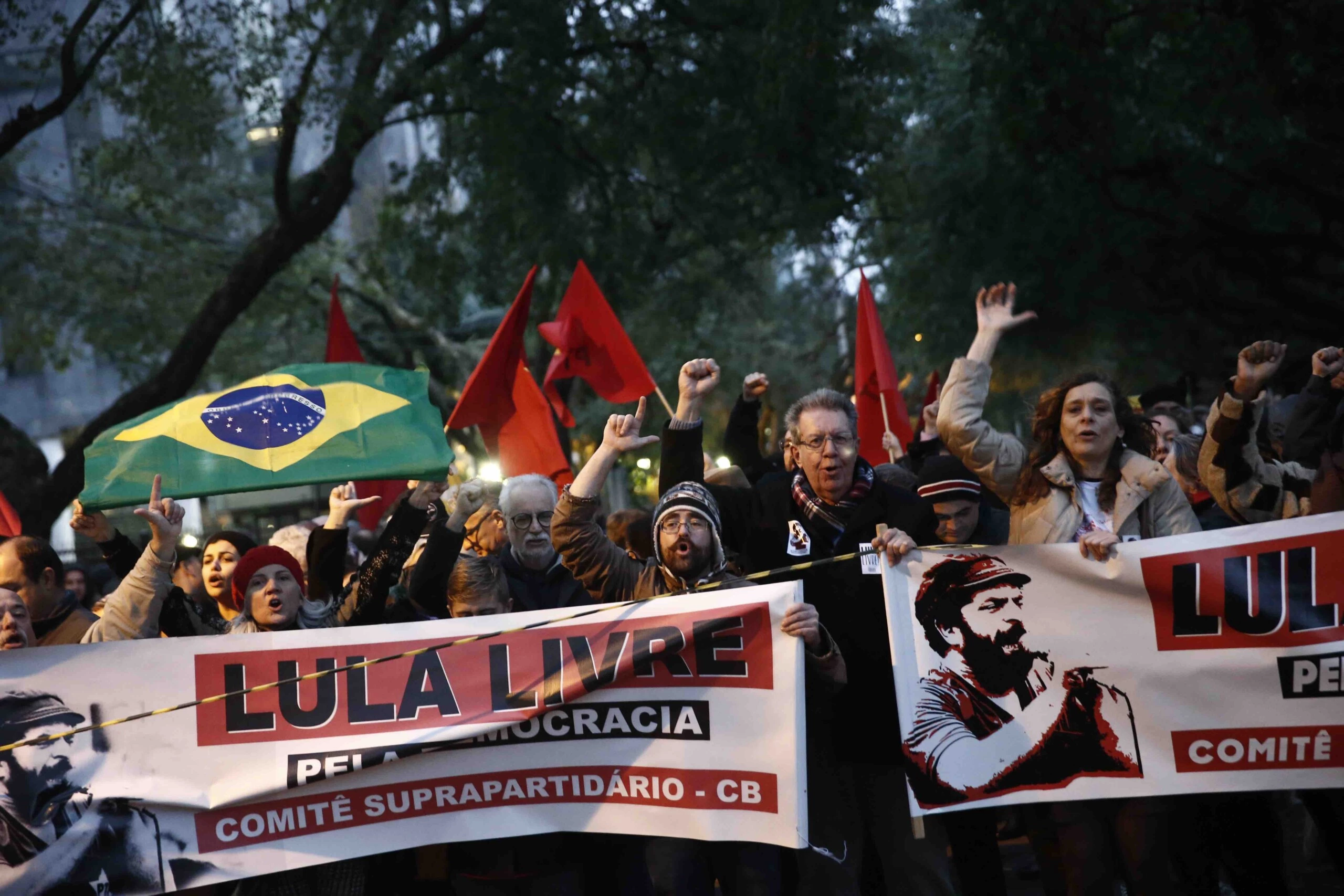 Manifestantes protestam pela soltura de Lula em frente ao TRF-4 em Porto Alegre, neste domingo.