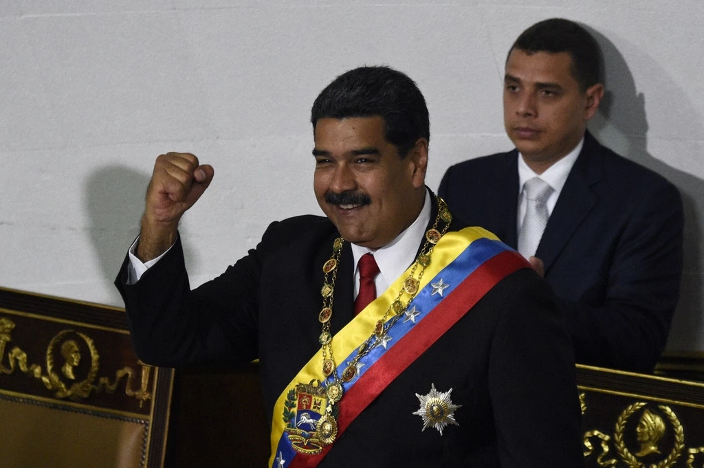 O presidente venezuelano, Nicolás Maduro, gesticula durante a cerimônia de posse do seu segundo mandato, no Congresso da Venezuela, em Caracas, no dia 24 de maio de 2018.