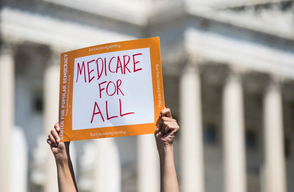 A organização Democratas Progressistas da América faz uma coletiva de imprensa para anunciar o lançamento da Frente Parlamentar Medicare para Todos, terça-feira, 19 de julho de 2018, no Capitólio.