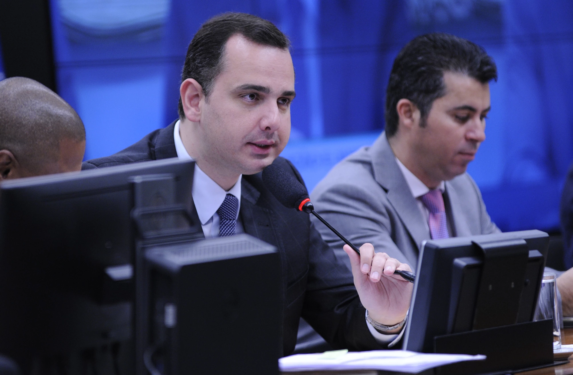 Deputado Rodrigo Pacheco preside reunião da CCJ