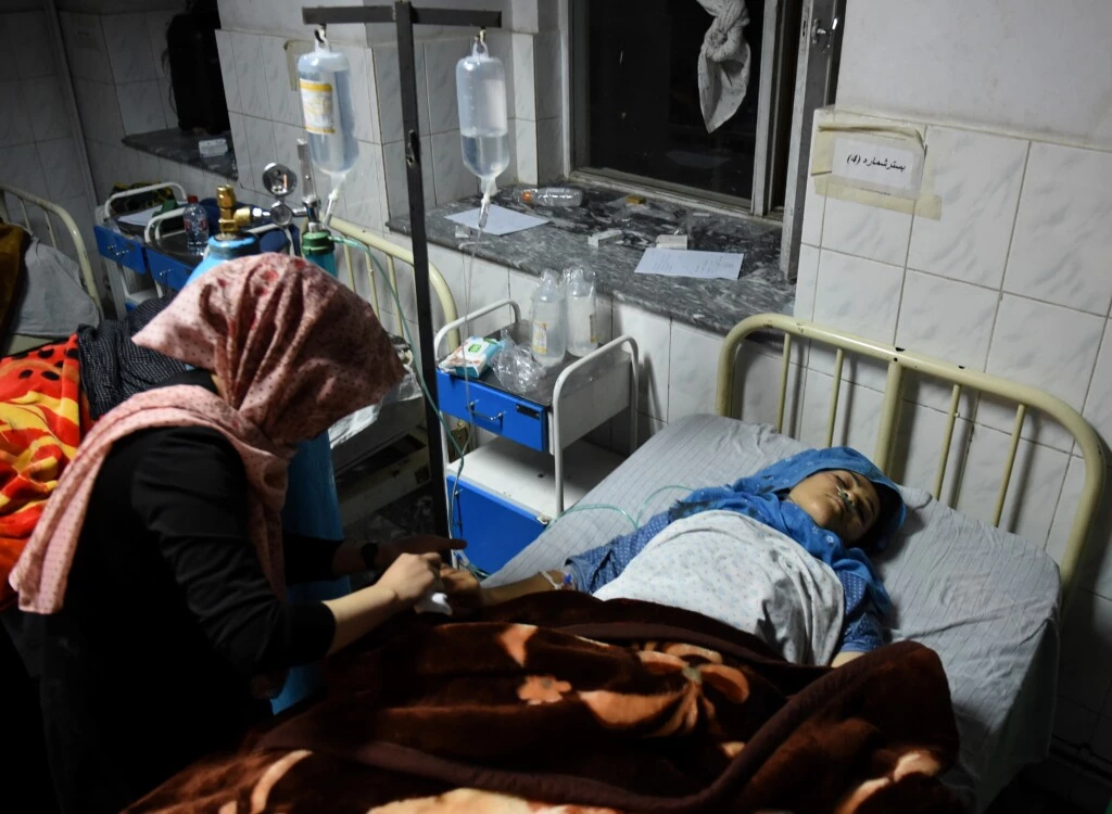 Menina afegã ferida recebe tratamento no hospital Ali Abad depois de um ataque de homens armados dentro do santuário Kart-e-Sakhi, em Cabul, em 11 de outubro de 2016.