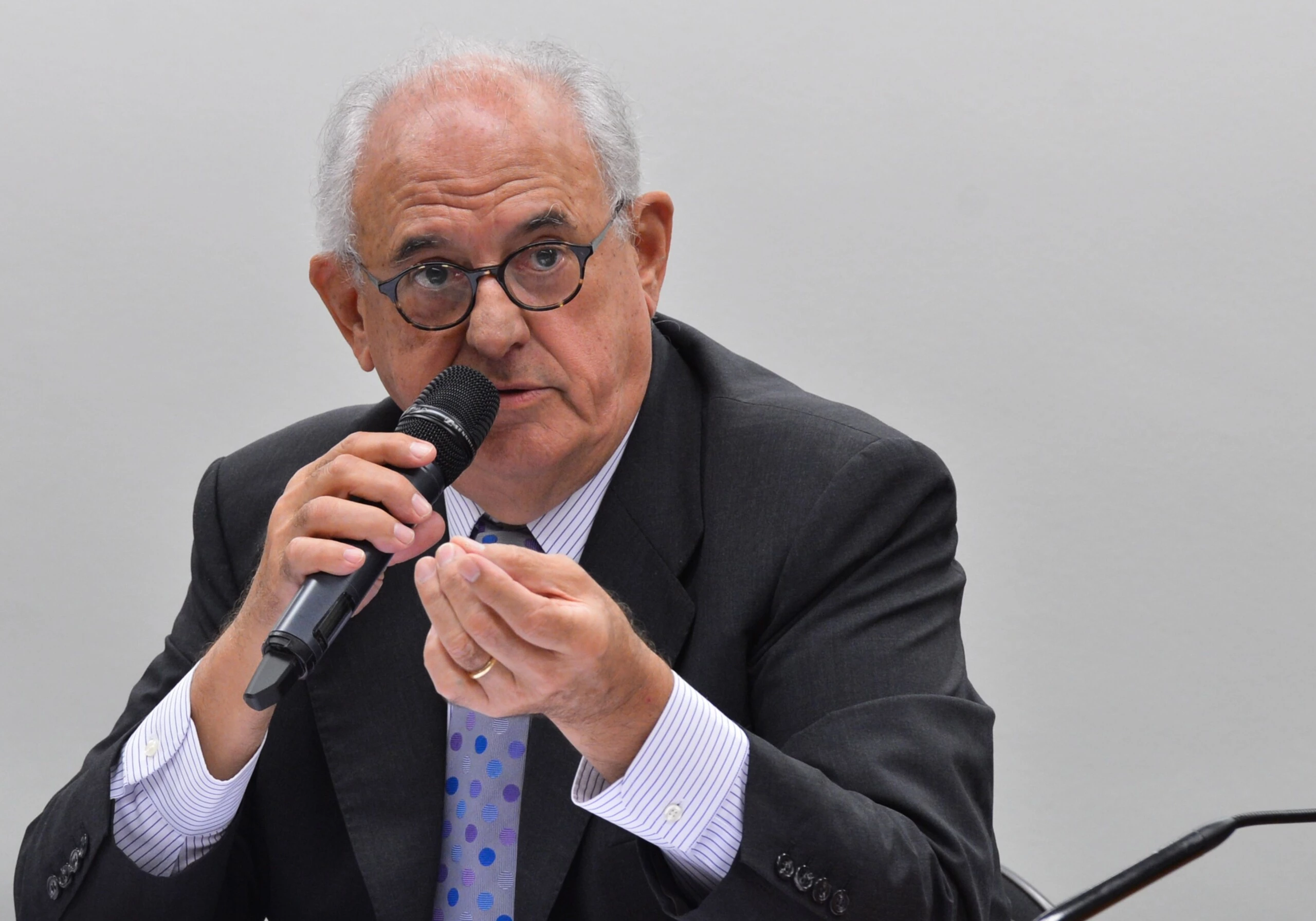 O ex-presidente do Supremo Tribunal Federal (STF) Nelson Jobim fala na Comissão especial sobre o pacto federativo, durante audiência pública (Antonio Cruz/Agência Brasil)