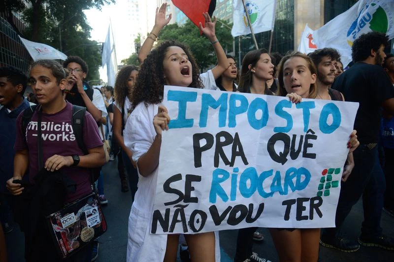 Rio de Janeiro - Estudantes secundaristas protestam contra retirada do passe livre, no centro da cidade (Fernando Frazão/Agência Brasil)