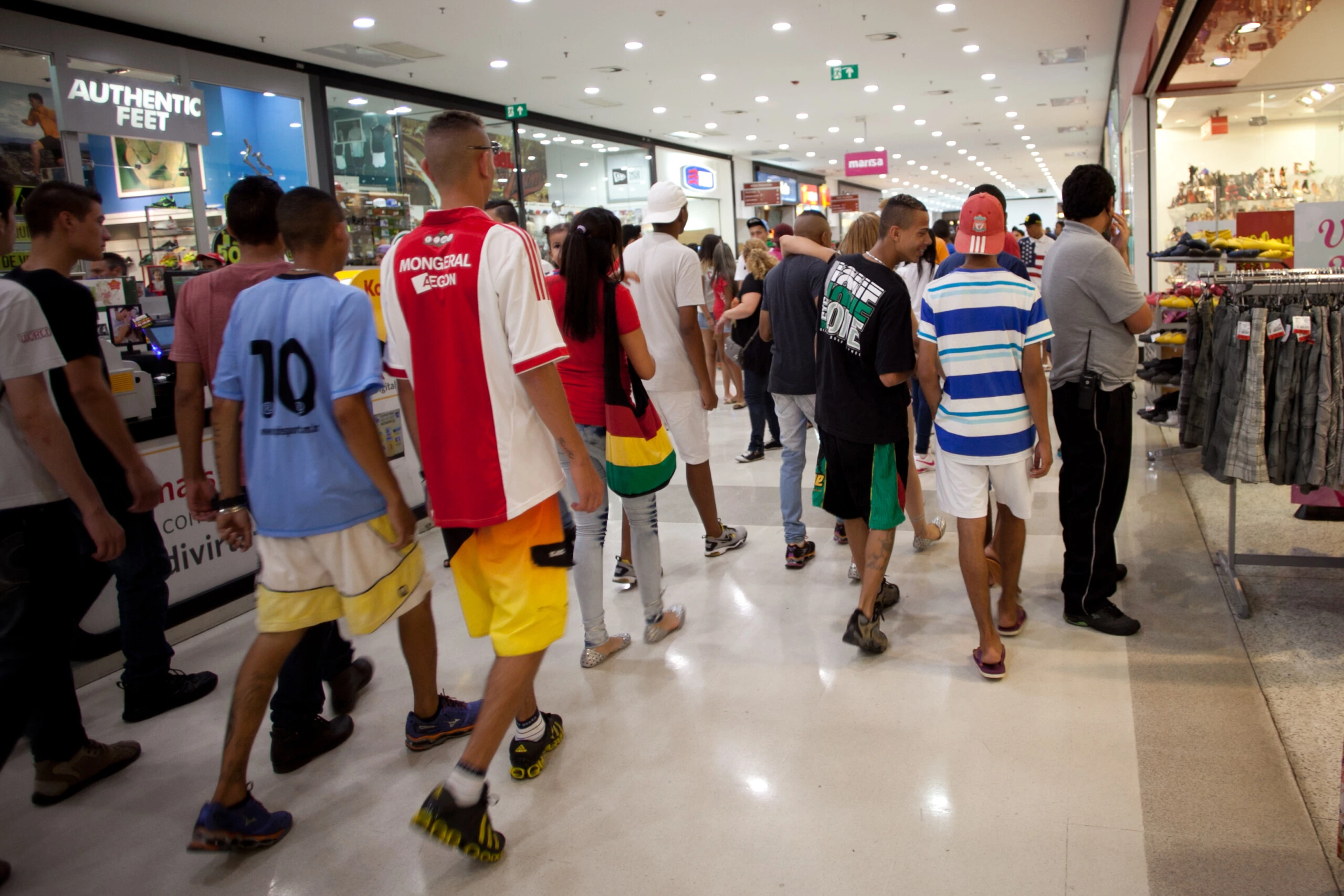 Participantes de "rolezinho" caminham pelo shopping Metrô Itaquera, zona leste de São Paulo (SP), em 2014. O encontro, marcado pelo Facebook, estava proibido mediante liminar da justiça. Foto: Bruno Poletti/Folhapress.