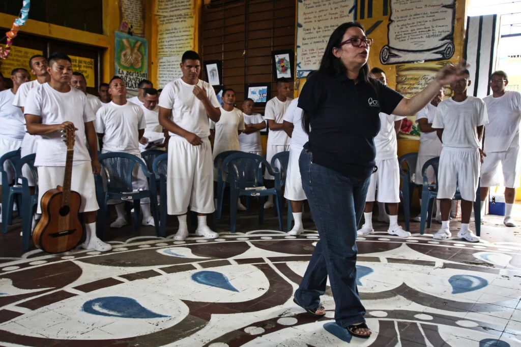 Rosa Anaya, da Catholic Relief Services, coordena o programa “Segundas Oportunidades” dentro das prisões em El Salvador.