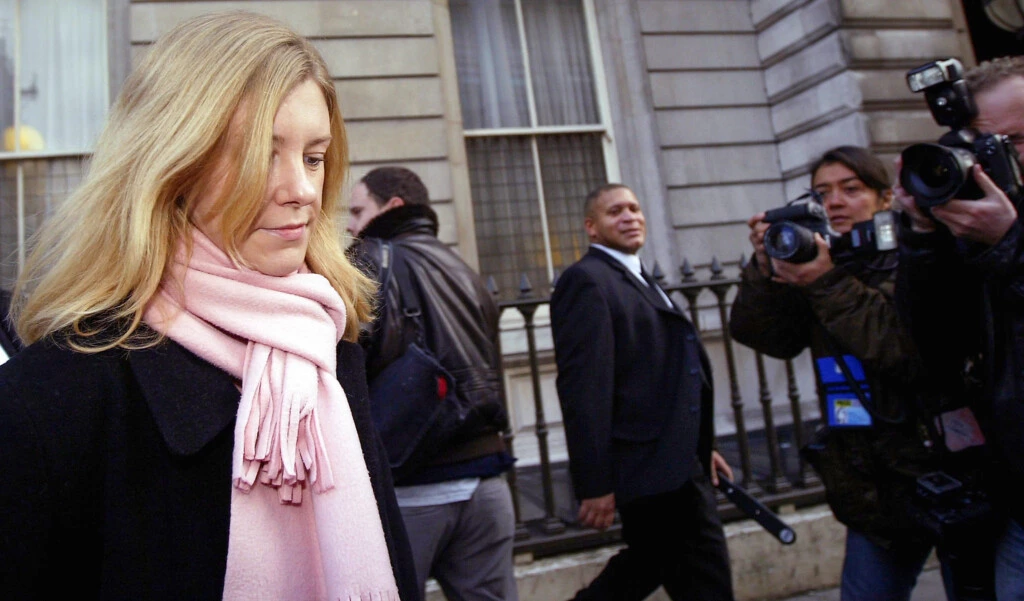 Katharine Gun, autora do vazamento de um e-mail da NSA, na saída do Tribunal de Bow Street, em Londres, no dia 27 de novembro de 2003.