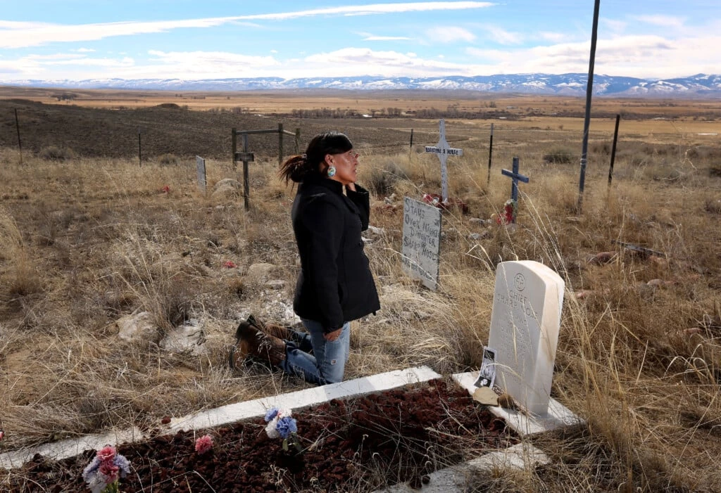 Soldier Wolf enxuga lágrimas diante do túmulo de seu bisavô, Chefe Sharp Nose da tribo Arapaho do Norte, no cemitério da família na Reserva Indígena de Wind River, perto de Riverton, Wyoming.