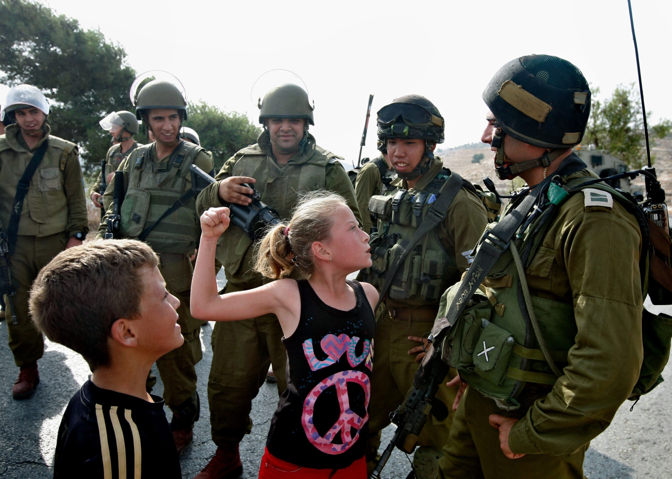 Em 2 de novembro de 2012, aos 11 anos, Ahed Tamimi tenta dar um soco em um soldado israelense durante um protesto em Nabi Saleh.
