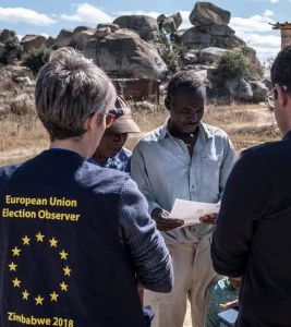 Membros da equipe de observação de eleições da União Europeia falam aos eleitores em Nyatsime em 24 de julho de 2018.