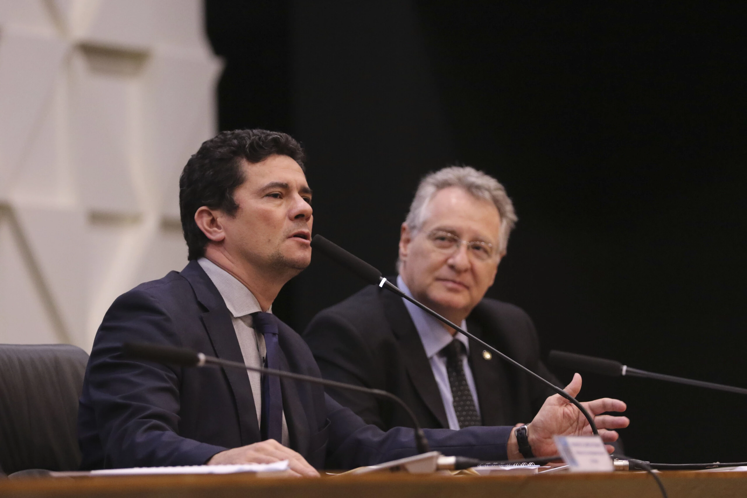 O ministro da Justiça e Segurança Pública, Sergio Moro, e o presidente do Conselho de Controle de Atividades Financeiras (Coaf), Roberto Leonel, participam da solenidade de entrega do Diploma de Mérito Coaf.