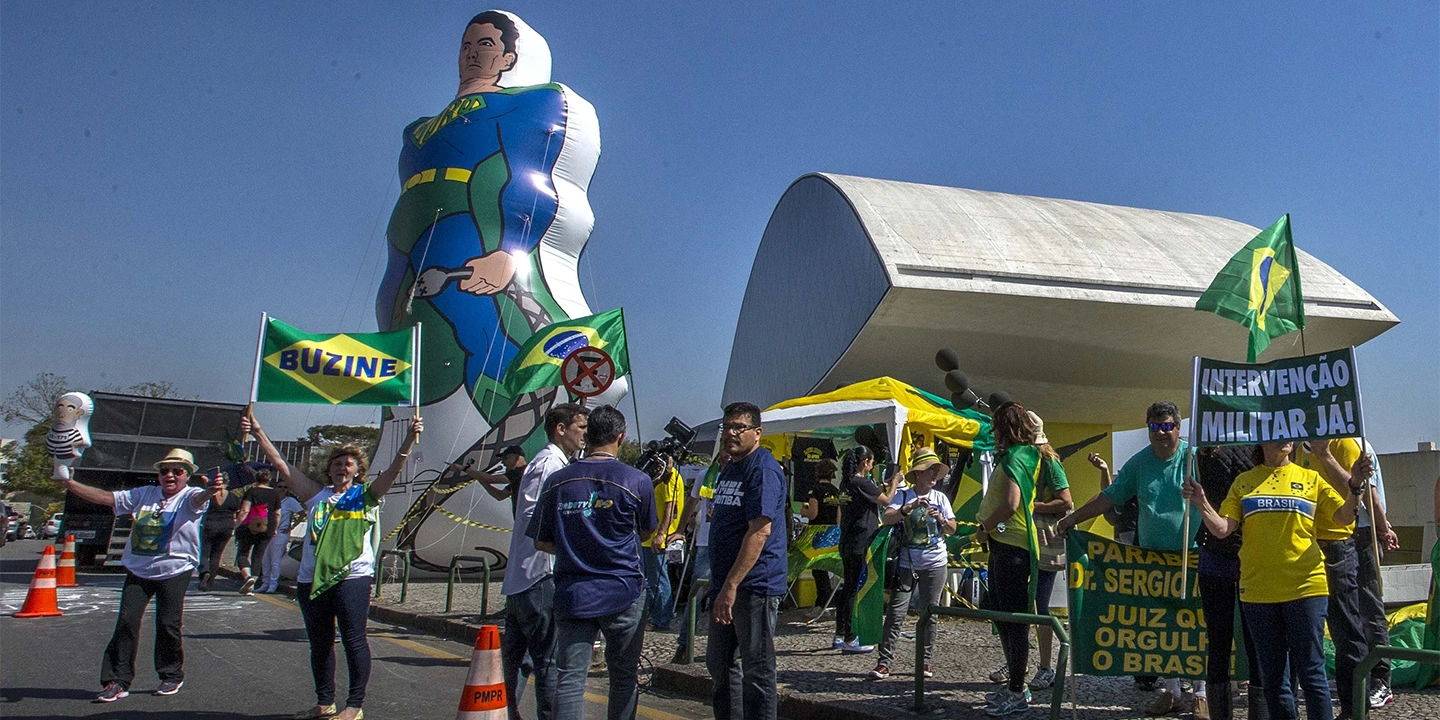Em 2017, ato pró-Lava Jato no dia do segundo depoimento de Lula ao então juiz Sergio Moro. Manifestantes inflaram boneco representando Moro como super-herói.