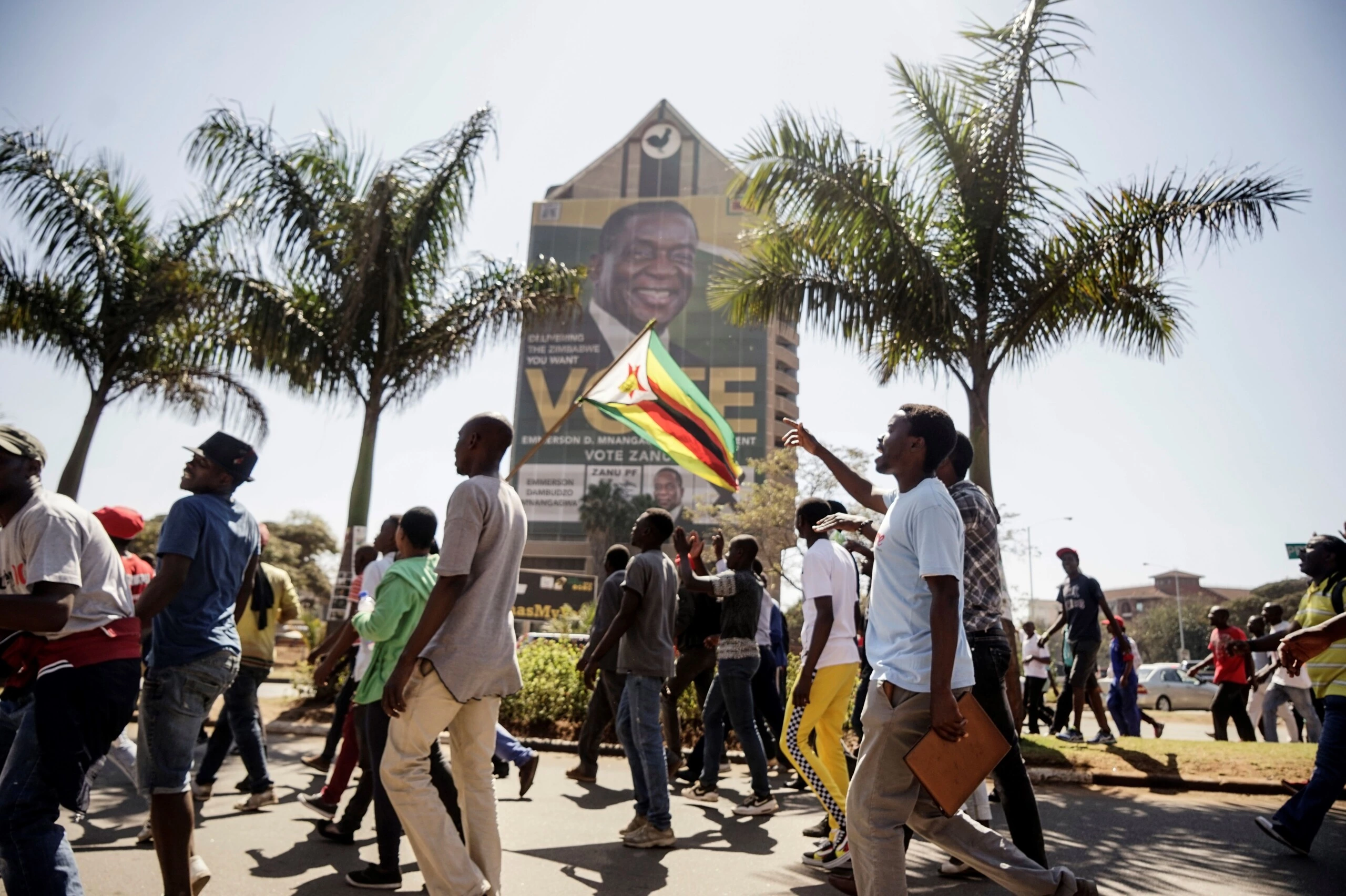 Apoiadores da oposição, o Movimento pela Mudança Democrática, caminham em direção à sede da Comissão Eleitoral do Zimbábue em Harare, em 1º de agosto de 2018, para protestar contra a suposta fraude nas eleições.