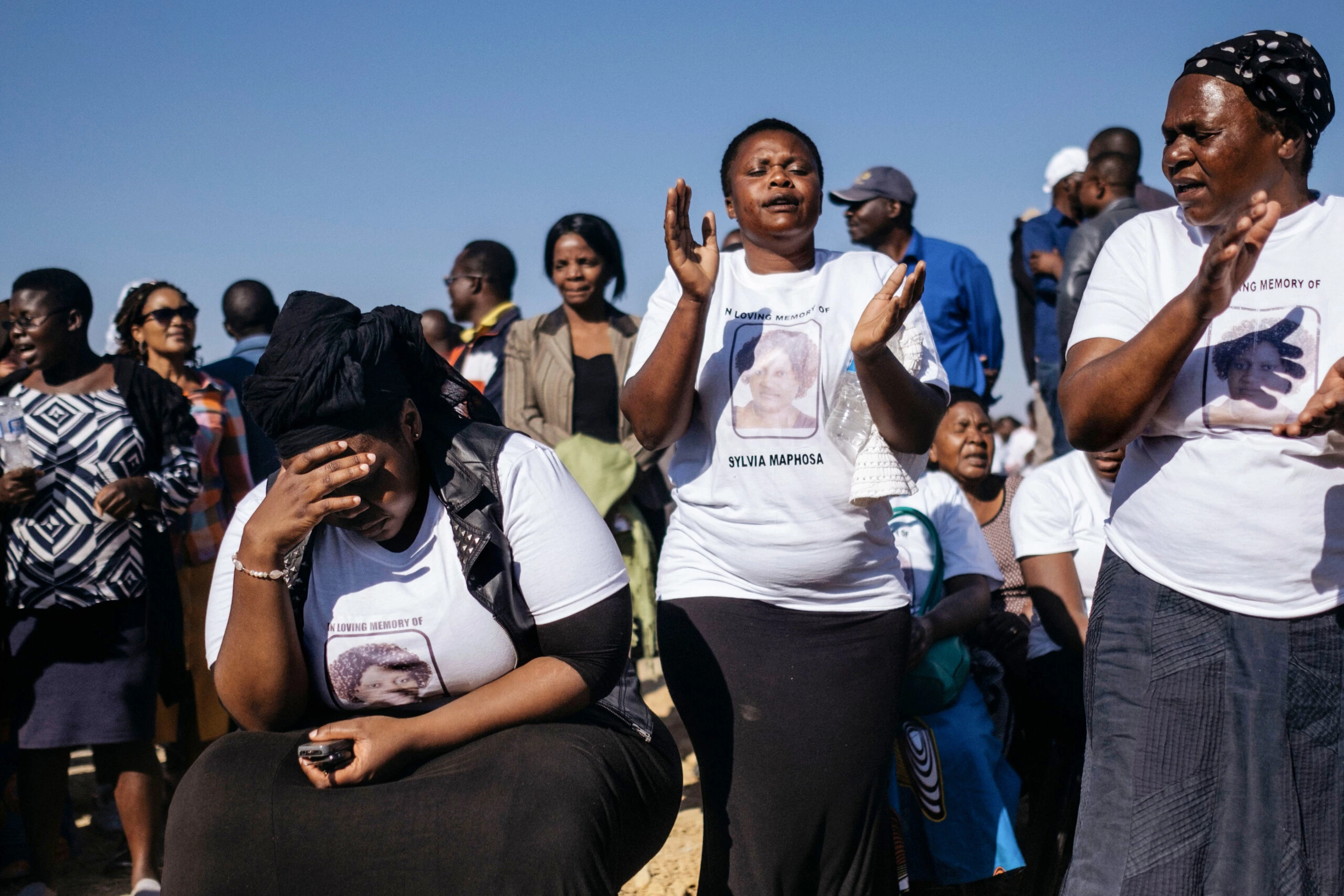 Familiares e amigos lamentam no dia 4 de agosto, ao fim do funeral de Sylvia Maphosa, morta a tiros durante a violência pós-eleição em Harare, no dia 1º de agosto, um dia depois da nação ir às urnas nas eleições nacionais.
